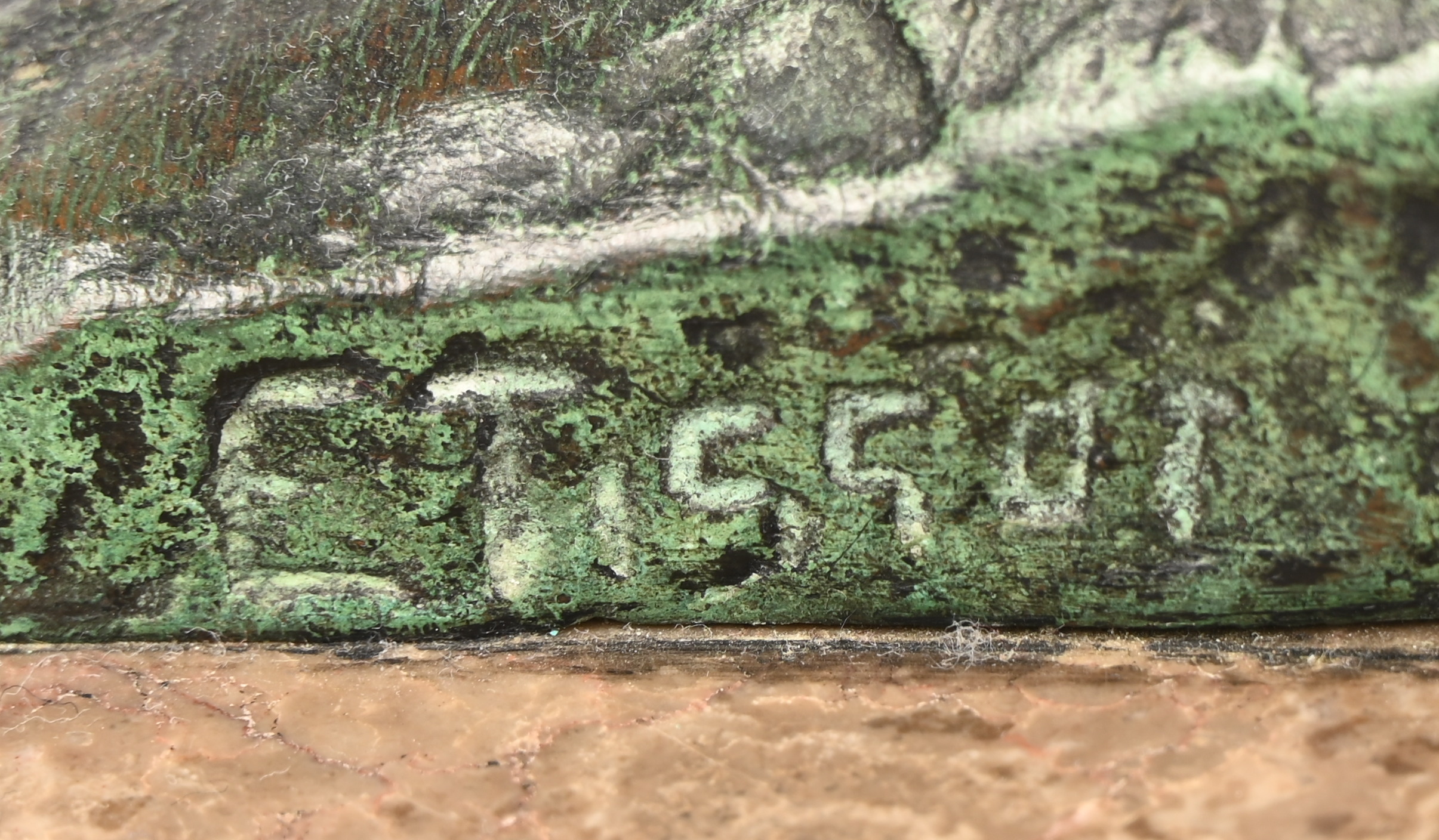 ‘Zeemeeuw in de vlucht’, een beeld van gepatinneerd brons op marmeren voet. Getekend E. Tissot ‘Zeemeeuw in de vlucht’, een beeld van gepatinneerd brons op marmeren voet. Getekend E. Tissot.