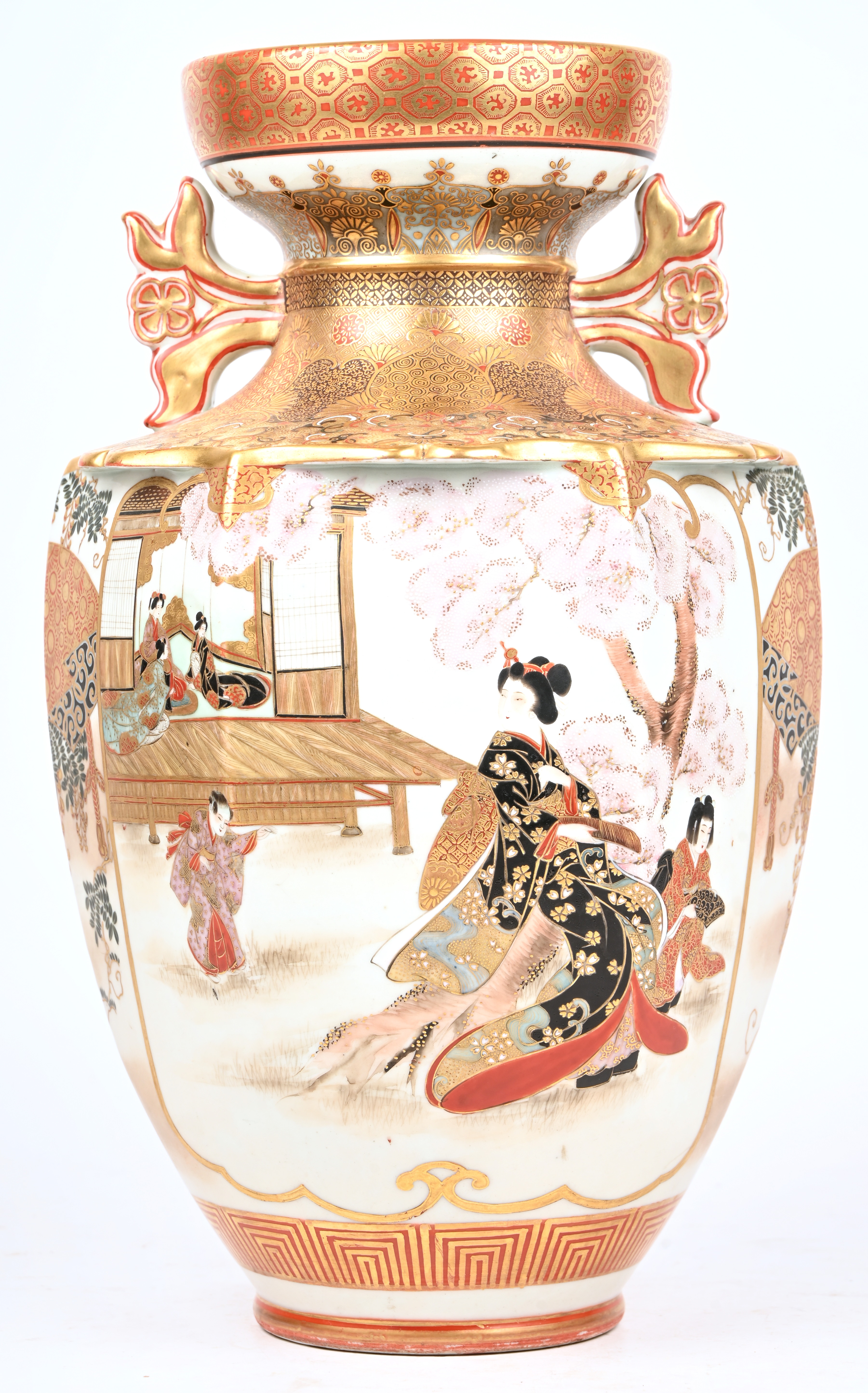 Een Japanse vaas ij Kutani porselein, verscheidene taferelen, rijkelijk gedecoreerd Een Japanse vaas ij Kutani porselein, verscheidene taferelen, rijkelijk gedecoreerd.