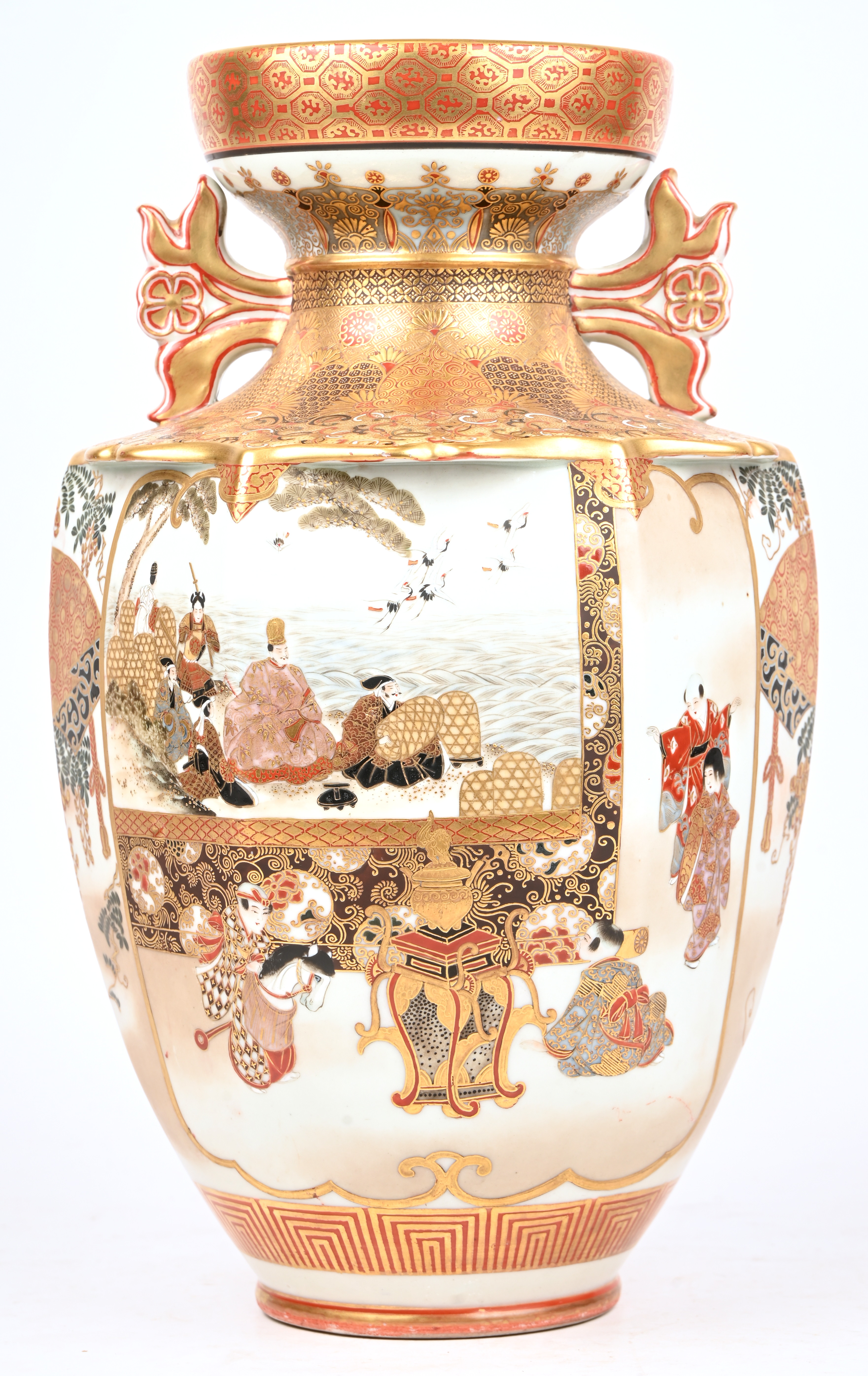 Een Japanse vaas ij Kutani porselein, verscheidene taferelen, rijkelijk gedecoreerd Een Japanse vaas ij Kutani porselein, verscheidene taferelen, rijkelijk gedecoreerd.