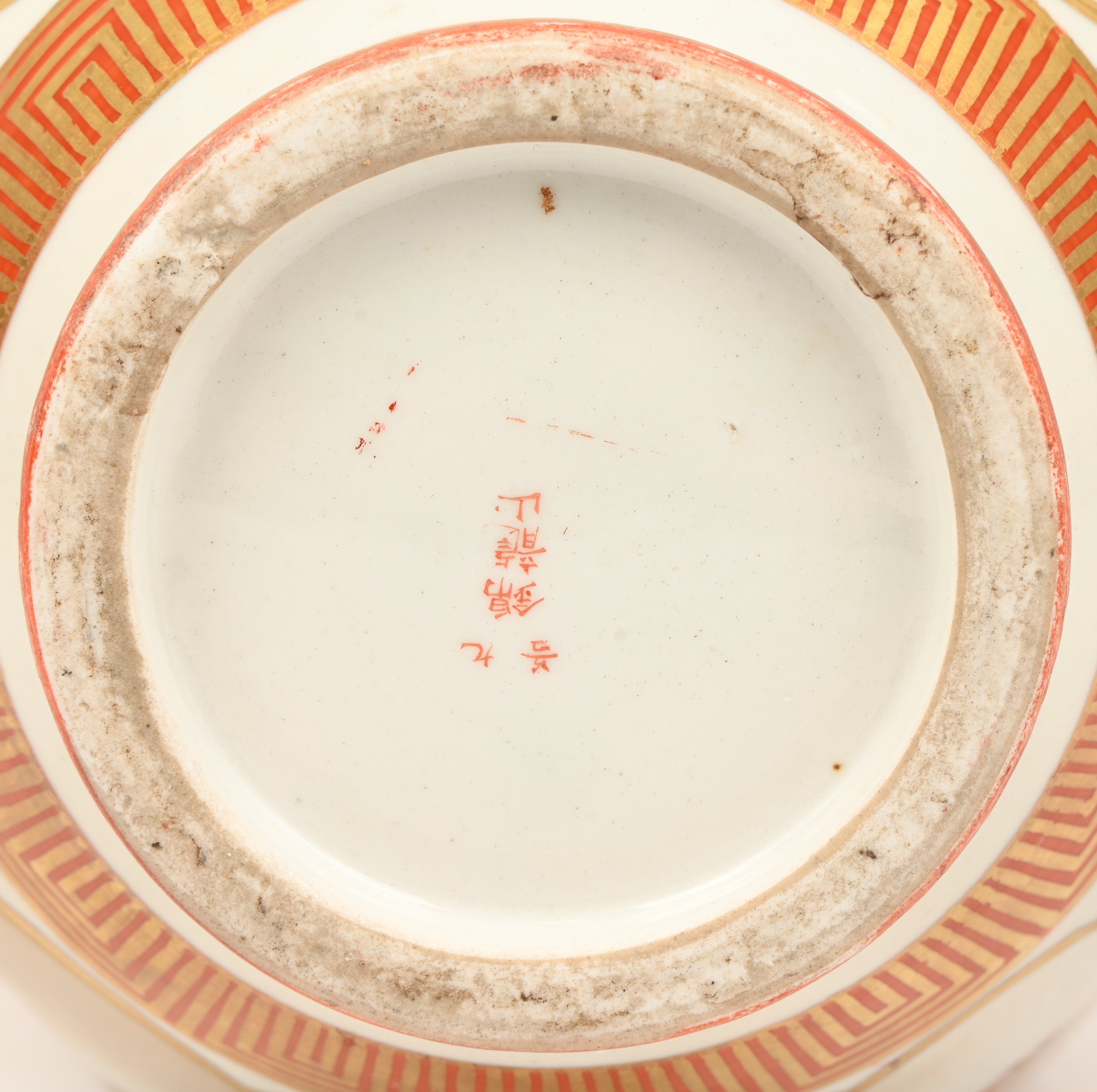 Een Japanse vaas ij Kutani porselein, verscheidene taferelen, rijkelijk gedecoreerd Een Japanse vaas ij Kutani porselein, verscheidene taferelen, rijkelijk gedecoreerd.