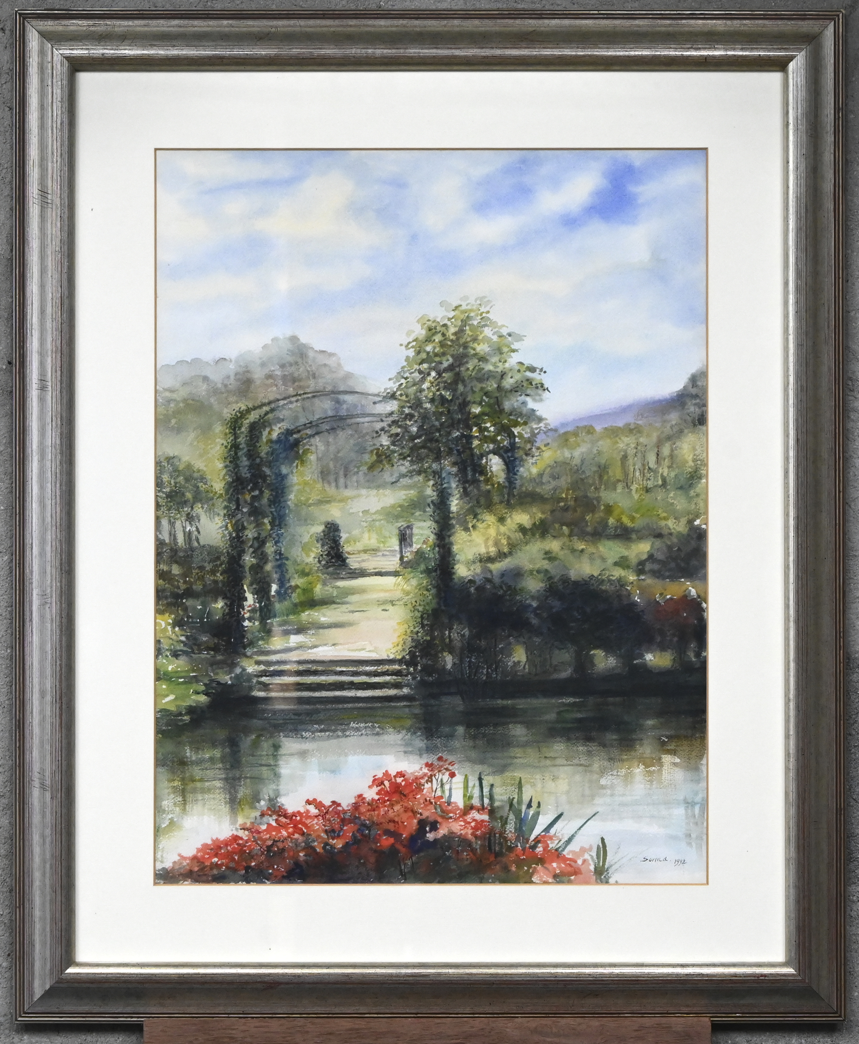 “Siertuin met vijver”, een schilderij, waterverf op papier, gesigneerd en gedateerd 1992 “Siertuin met vijver”, een schilderij, waterverf op papier, gesigneerd en gedateerd 1992.