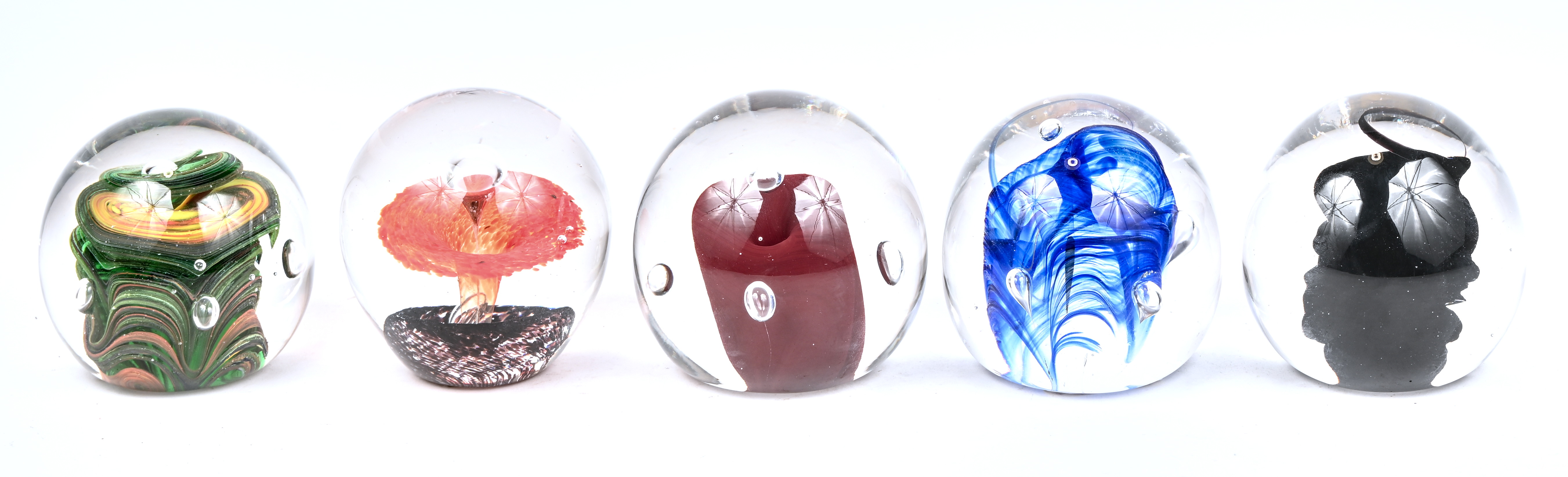 Een lot van 5 glazen presse-papiers met luchtbellen abstracte figuren Een lot van 5 glazen presse-papiers met luchtbellen abstracte figuren.