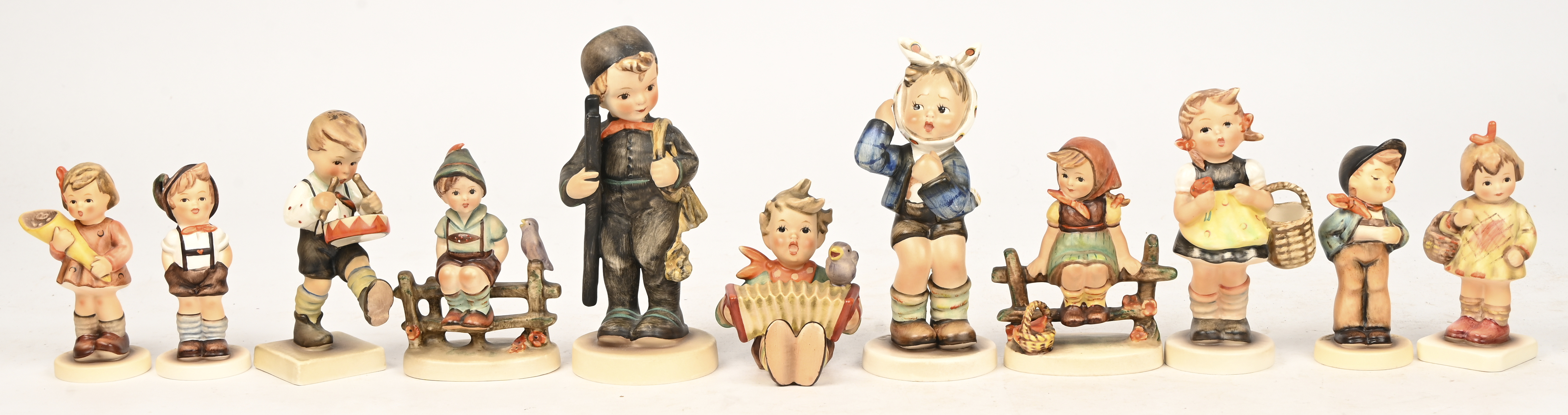 Een lot van 11 Hummeltjes, 6 x periode 1964/72: nrs. 112 3/0, 111 3/0, 240, 98 2/0, 217, 110, periode 1972/79 nr. 12/I en 4 x Hummel club periode 1990/99 nrs. 560, 549 3/0, 479 en 630 Een lot van 11 Hummeltjes, 6 x periode 1964/72: nrs. 112 3/0, 111 3/0, 240, 98 2/0, 217, 110, periode 1972/79 nr. 12/I en 4 x Hummel club periode 1990/99 nrs. 560, 549 3/0, 479 en 630.