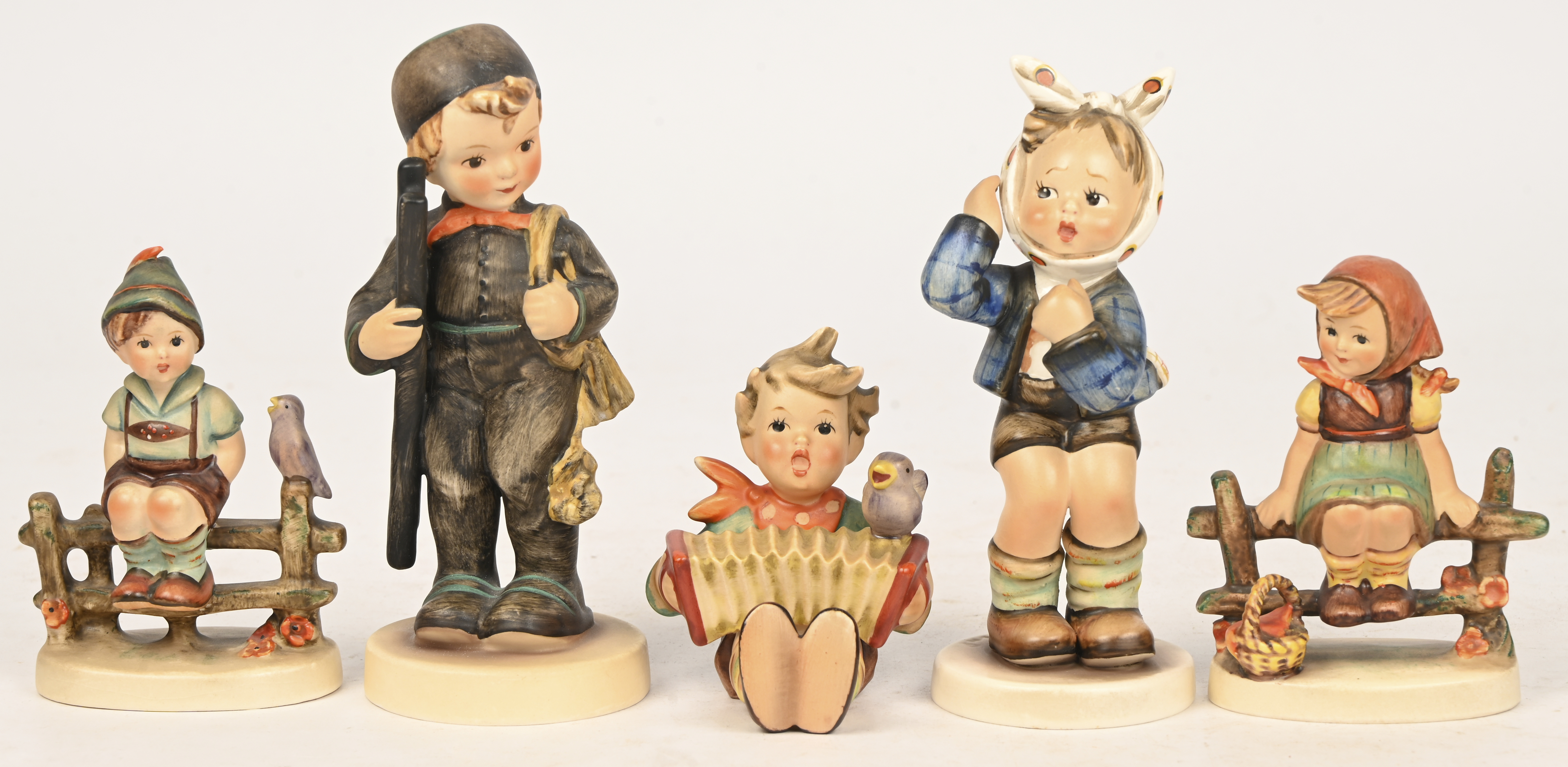 Een lot van 11 Hummeltjes, 6 x periode 1964/72: nrs. 112 3/0, 111 3/0, 240, 98 2/0, 217, 110, periode 1972/79 nr. 12/I en 4 x Hummel club periode 1990/99 nrs. 560, 549 3/0, 479 en 630 Een lot van 11 Hummeltjes, 6 x periode 1964/72: nrs. 112 3/0, 111 3/0, 240, 98 2/0, 217, 110, periode 1972/79 nr. 12/I en 4 x Hummel club periode 1990/99 nrs. 560, 549 3/0, 479 en 630.