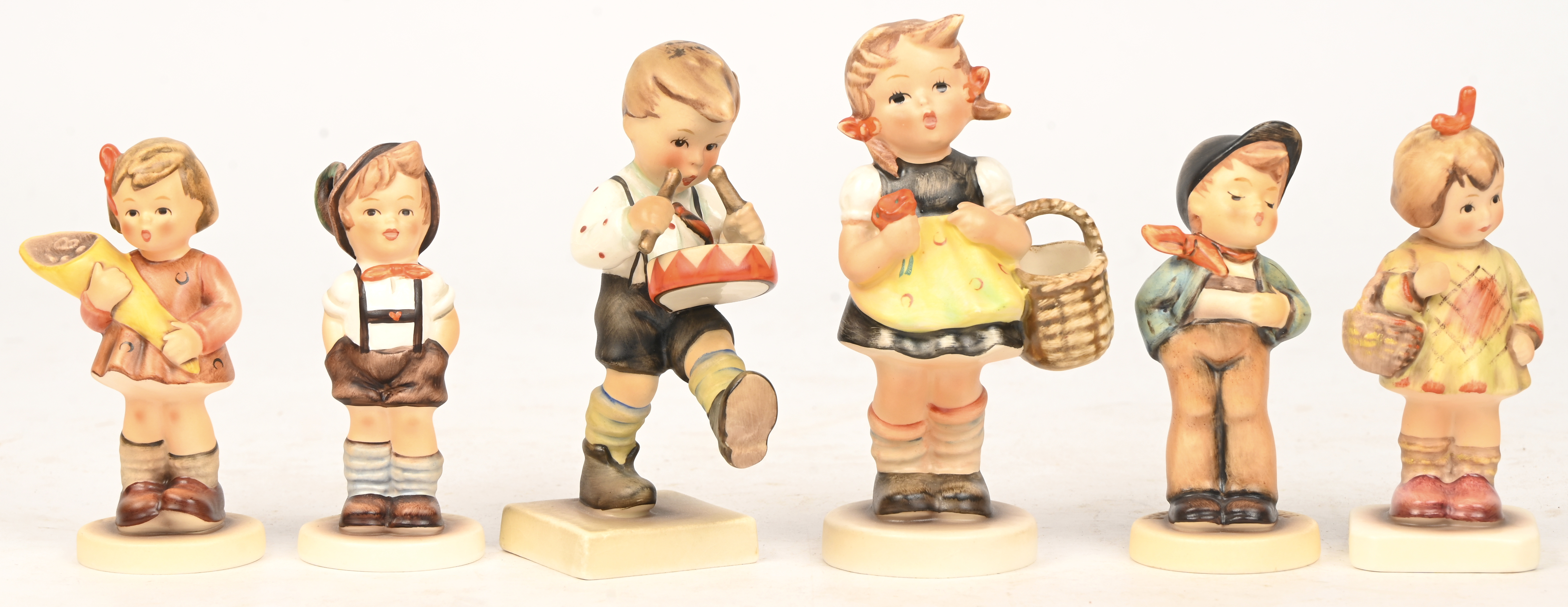 Een lot van 11 Hummeltjes, 6 x periode 1964/72: nrs. 112 3/0, 111 3/0, 240, 98 2/0, 217, 110, periode 1972/79 nr. 12/I en 4 x Hummel club periode 1990/99 nrs. 560, 549 3/0, 479 en 630 Een lot van 11 Hummeltjes, 6 x periode 1964/72: nrs. 112 3/0, 111 3/0, 240, 98 2/0, 217, 110, periode 1972/79 nr. 12/I en 4 x Hummel club periode 1990/99 nrs. 560, 549 3/0, 479 en 630.