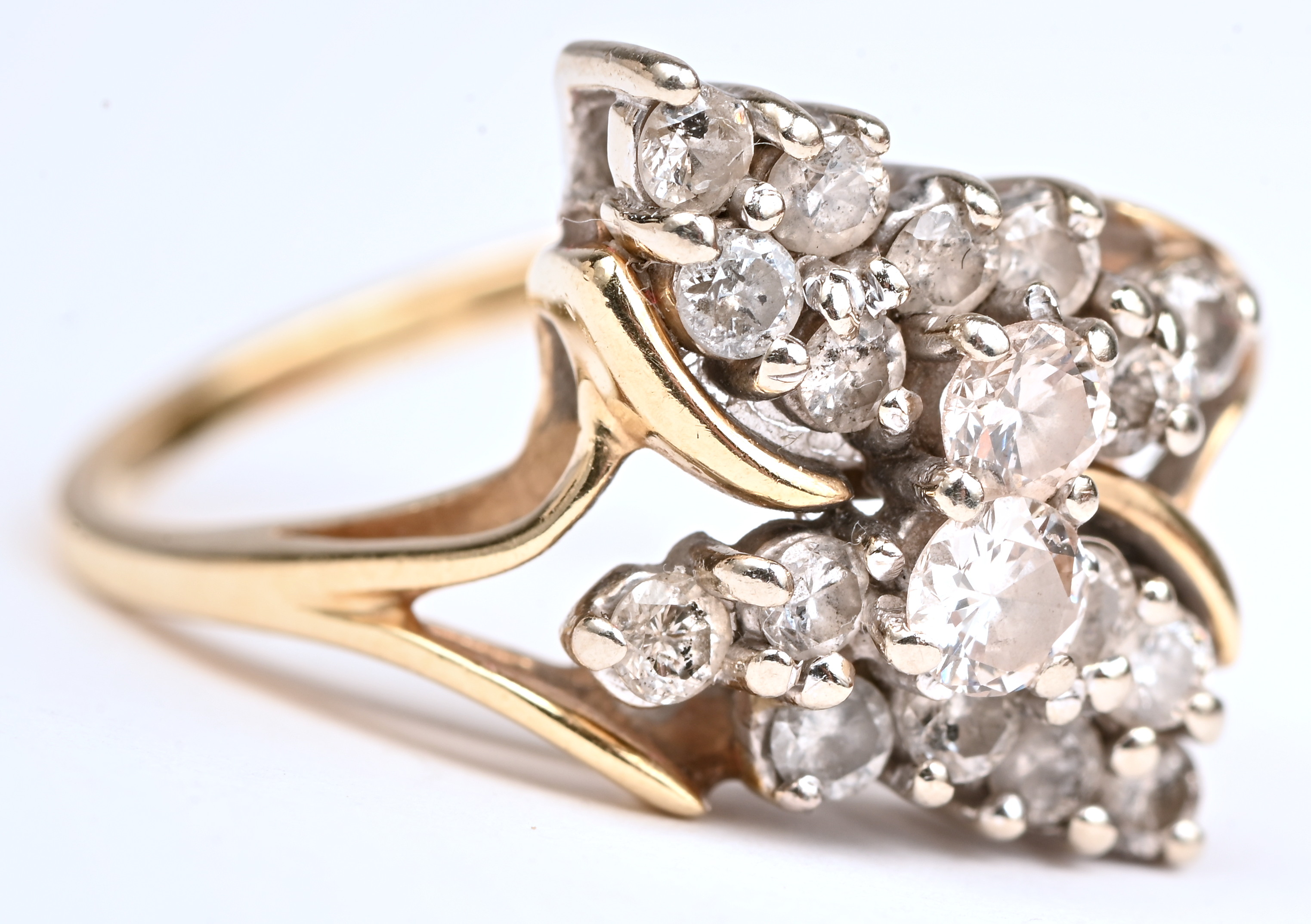 Een 18 kt wit- en gouden ring bezet met briljanten met een gezamenlijk gewicht van +- 0,80 ct Een 18 kt wit- en gouden ring bezet met briljanten met een gezamenlijk gewicht van +- 0,80 ct.