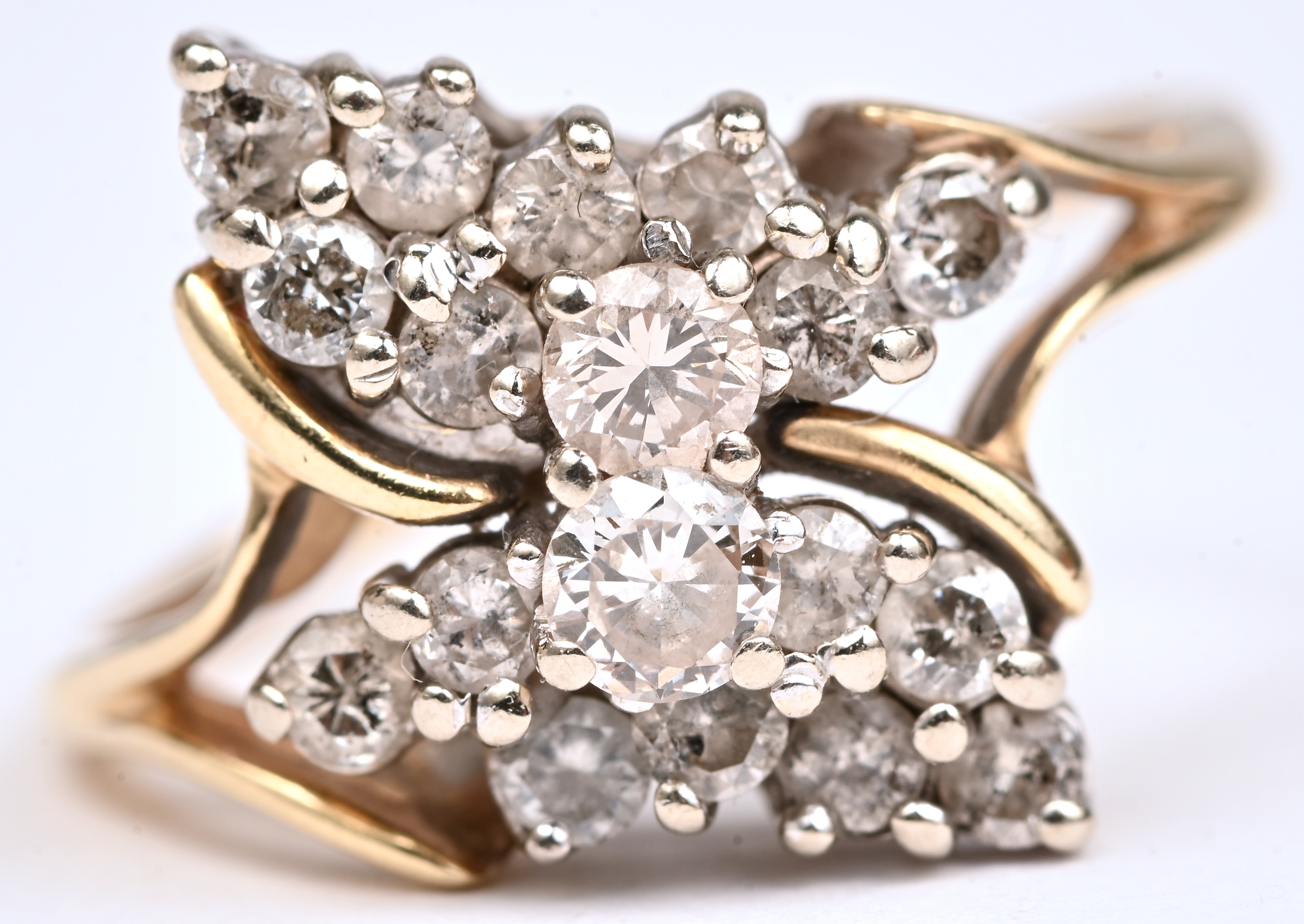 Een 18 kt wit- en gouden ring bezet met briljanten met een gezamenlijk gewicht van +- 0,80 ct Een 18 kt wit- en gouden ring bezet met briljanten met een gezamenlijk gewicht van +- 0,80 ct.