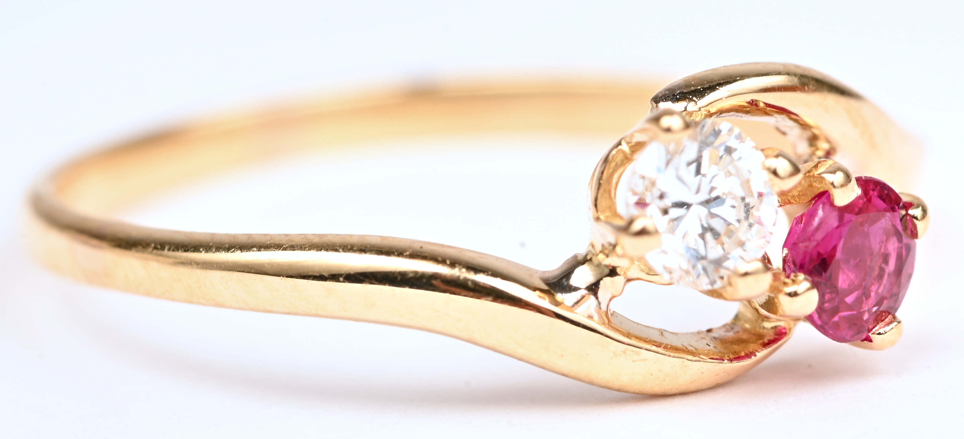 Een 18 kt geelgouden ring toi et moi bezet met één briljant van 0,15 ct. en één robijn van 0,10 ct Een 18 kt geelgouden ring toi et moi bezet met één briljant van 0,15 ct. en één robijn van 0,10 ct.