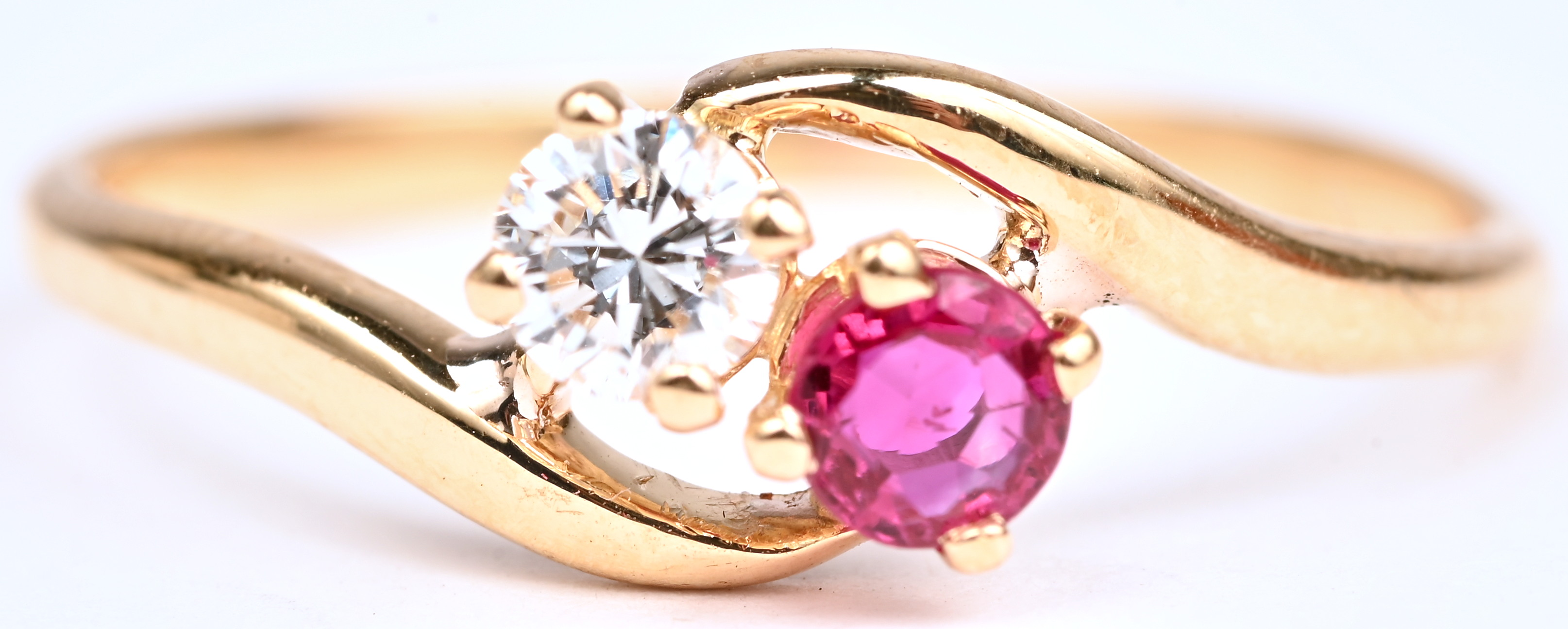 Een 18 kt geelgouden ring toi et moi bezet met één briljant van 0,15 ct. en één robijn van 0,10 ct Een 18 kt geelgouden ring toi et moi bezet met één briljant van 0,15 ct. en één robijn van 0,10 ct.