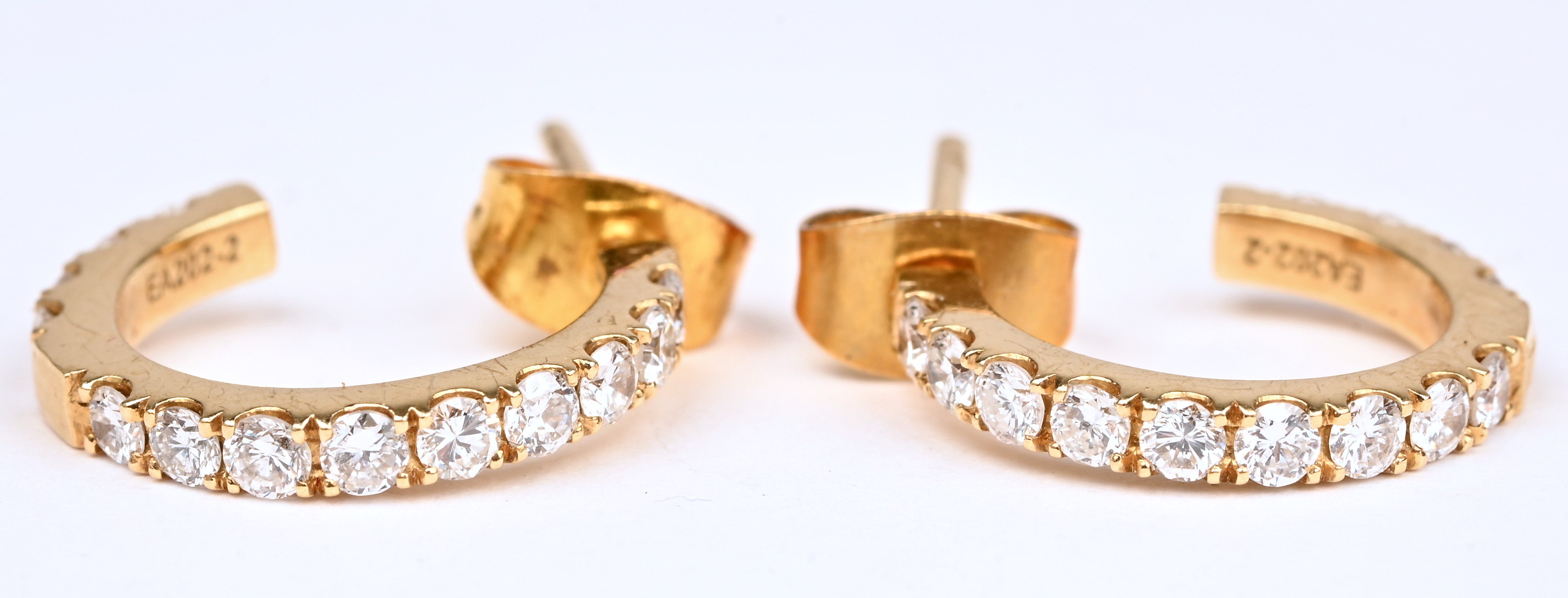 Een paar 18 kt geelgouden oorbellen bezet met briljanten met een gezamenlik gdwicht van +- 0,52 ct Een paar 18 kt geelgouden oorbellen bezet met briljanten met een gezamenlik gdwicht van +- 0,52 ct.