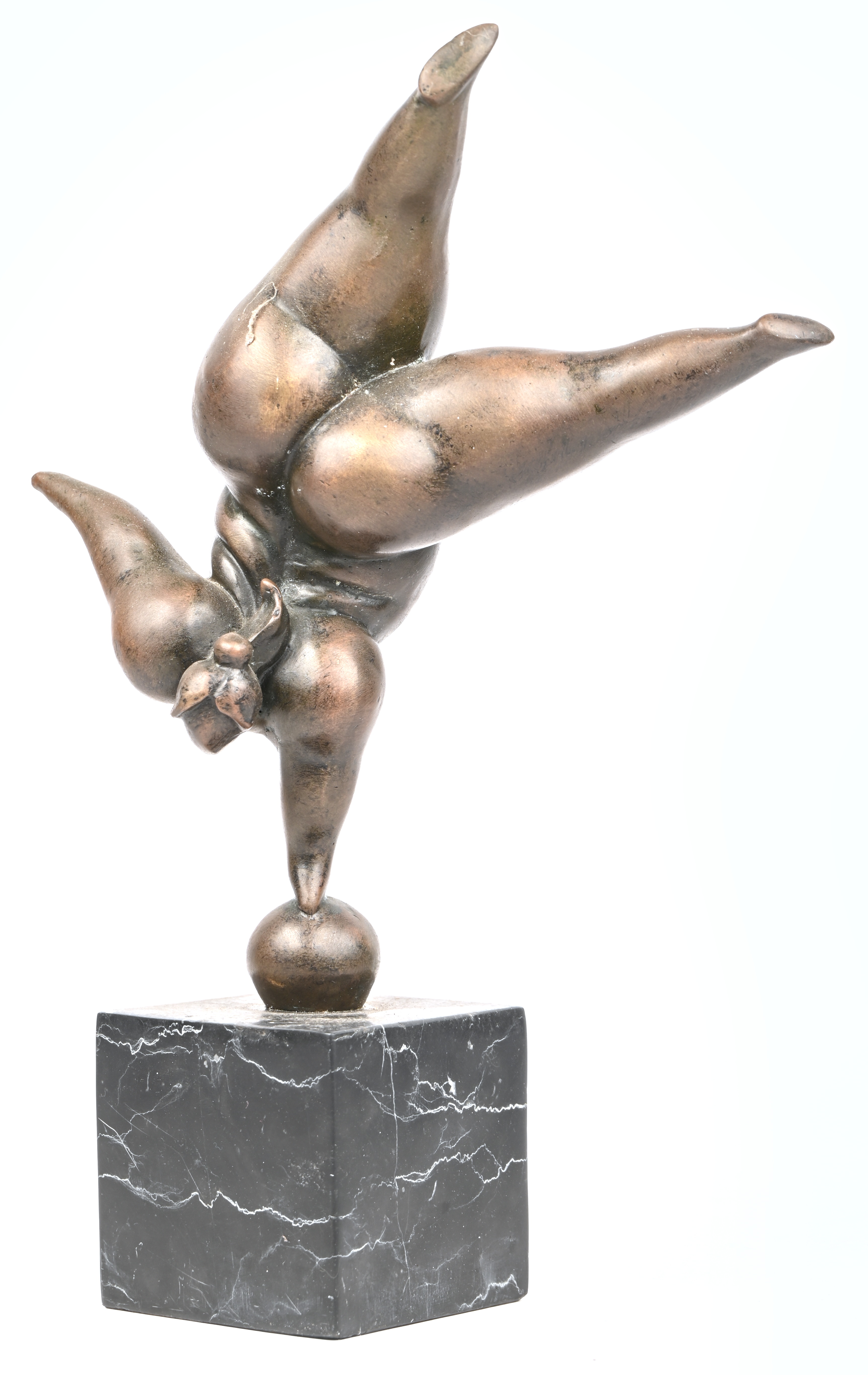 “De turnster”. Een beeld van gepatineerd brons op een zwart marmeren sokkel. Gesigneerd ‘Milo’ “De turnster”. Een beeld van gepatineerd brons op een zwart marmeren sokkel. Gesigneerd ‘Milo’.