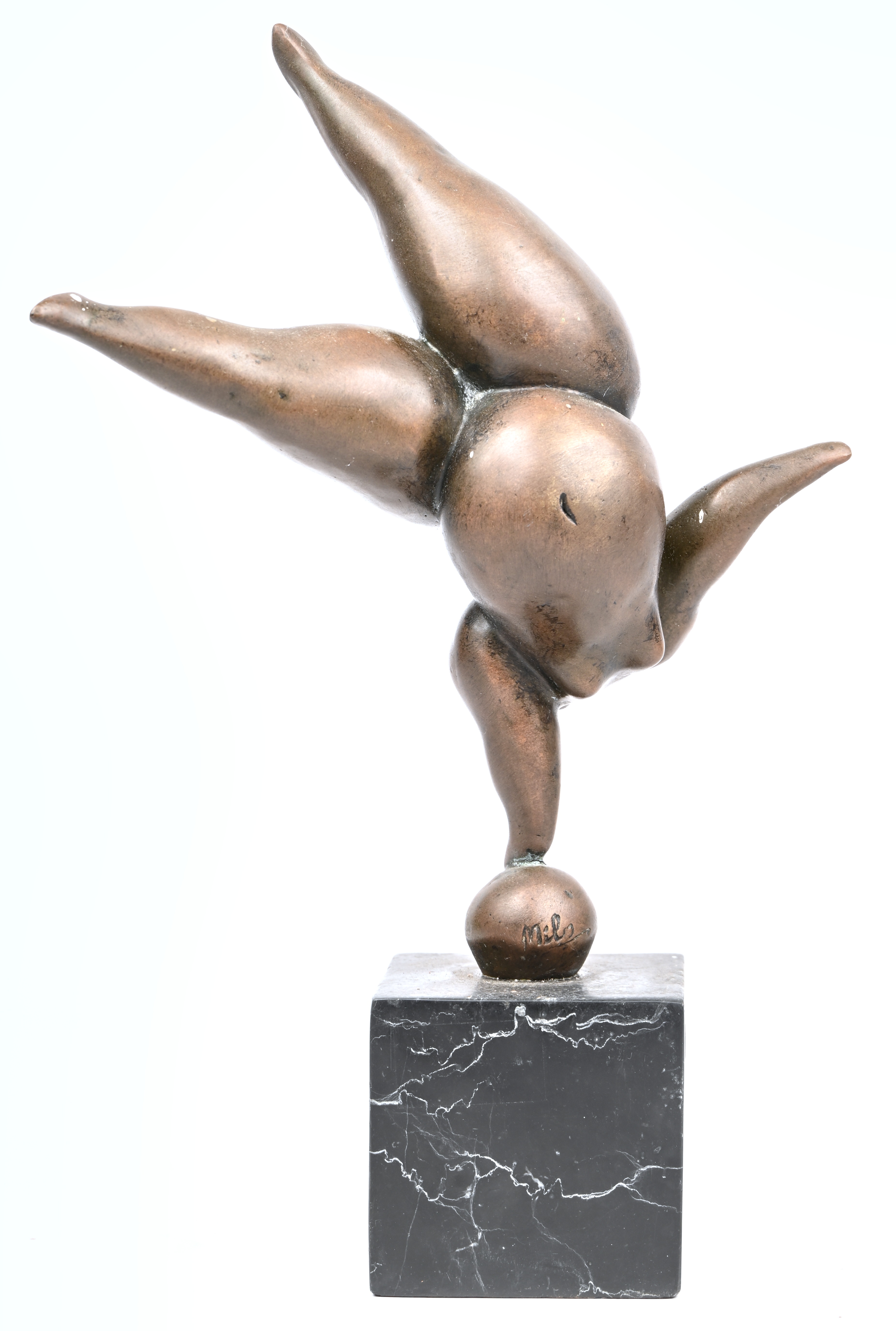 “De turnster”. Een beeld van gepatineerd brons op een zwart marmeren sokkel. Gesigneerd ‘Milo’ “De turnster”. Een beeld van gepatineerd brons op een zwart marmeren sokkel. Gesigneerd ‘Milo’.