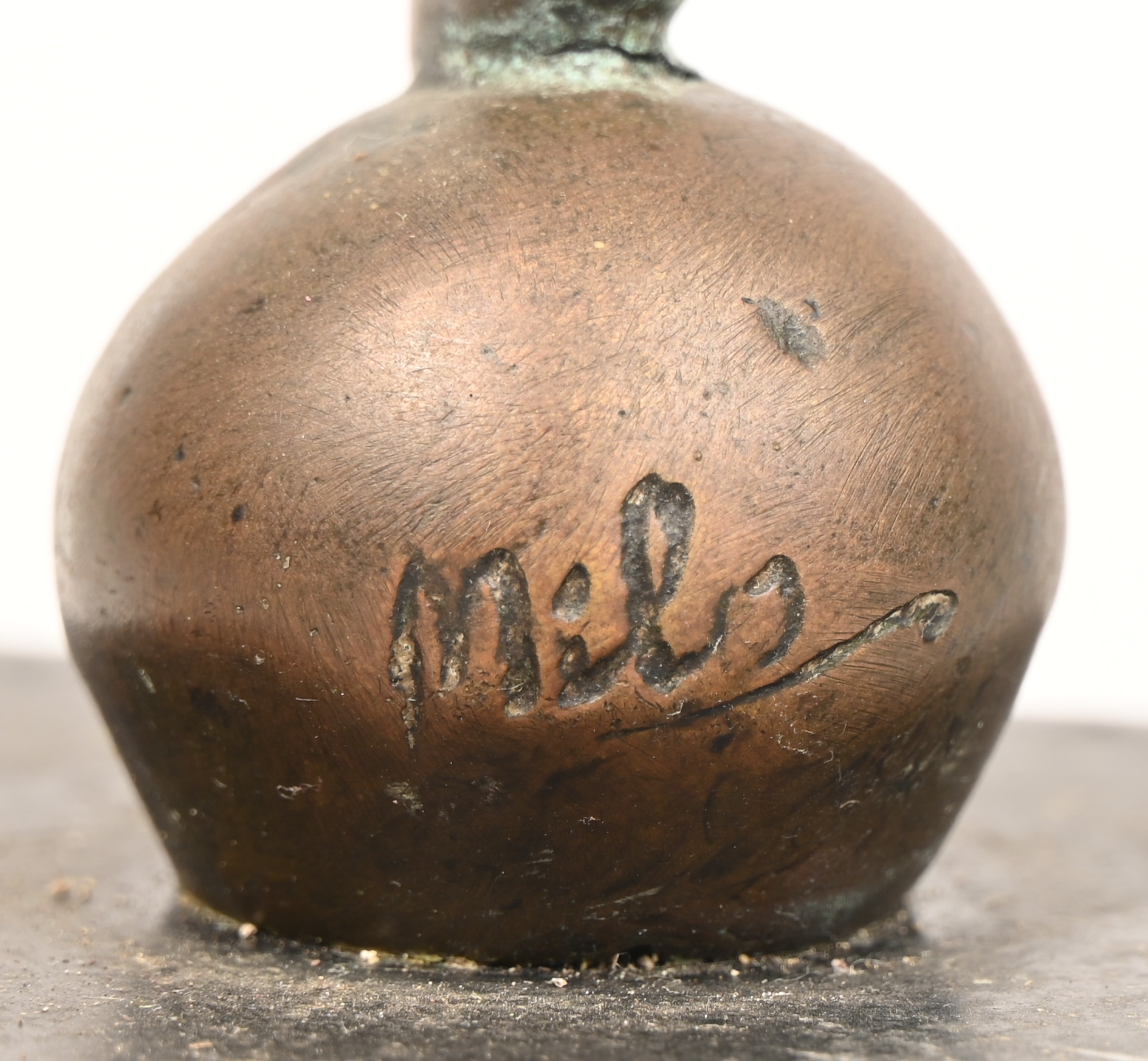 “De turnster”. Een beeld van gepatineerd brons op een zwart marmeren sokkel. Gesigneerd ‘Milo’ “De turnster”. Een beeld van gepatineerd brons op een zwart marmeren sokkel. Gesigneerd ‘Milo’.