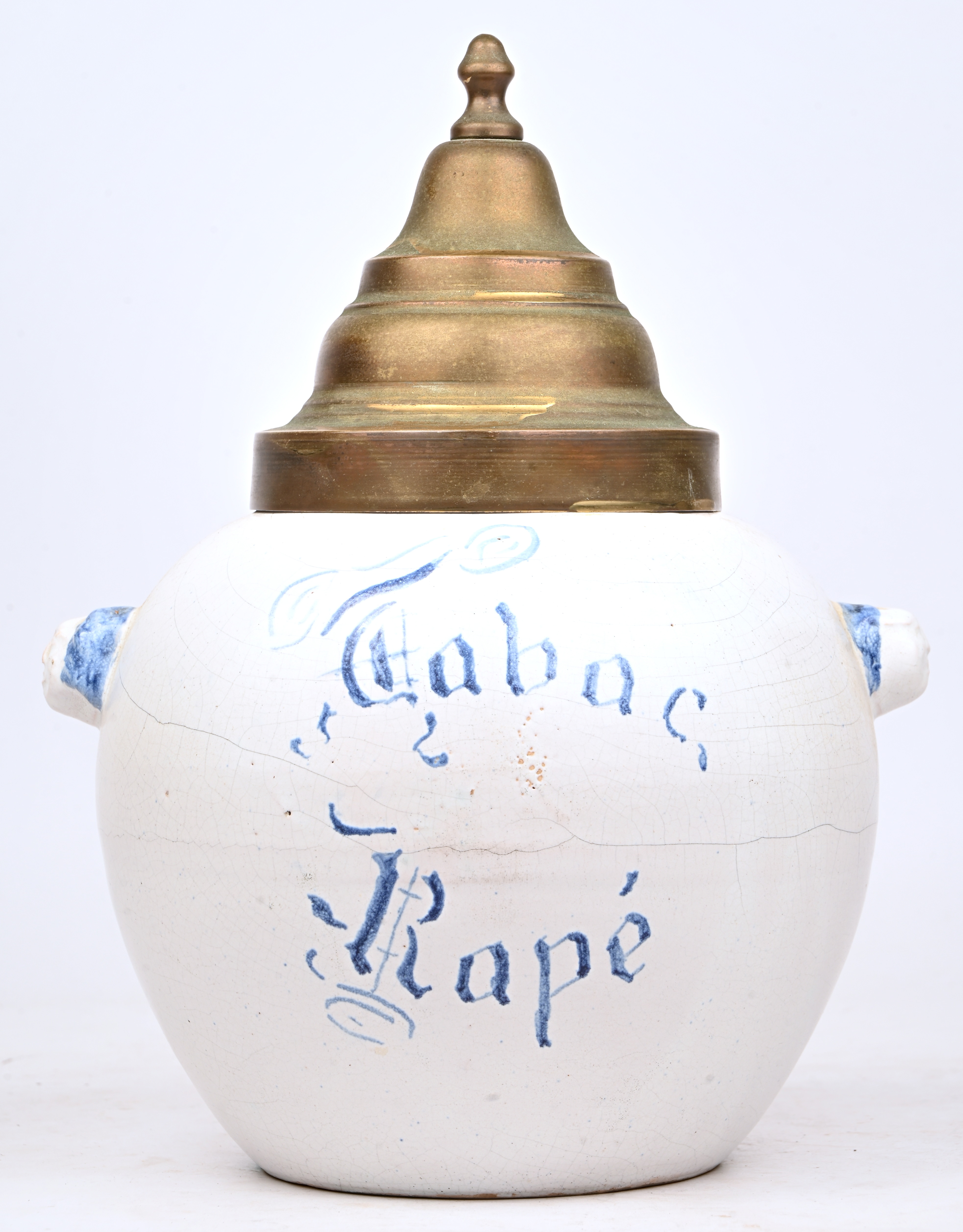 Een tabakspot van blauw wit geglazuurd aardewerk. Met opschrift ‘Tabac rapé’. Onderaan gemerkt met reliefstempel Een tabakspot van blauw wit geglazuurd aardewerk. Met opschrift ‘Tabac rapé’. Onderaan gemerkt met reliefstempel.