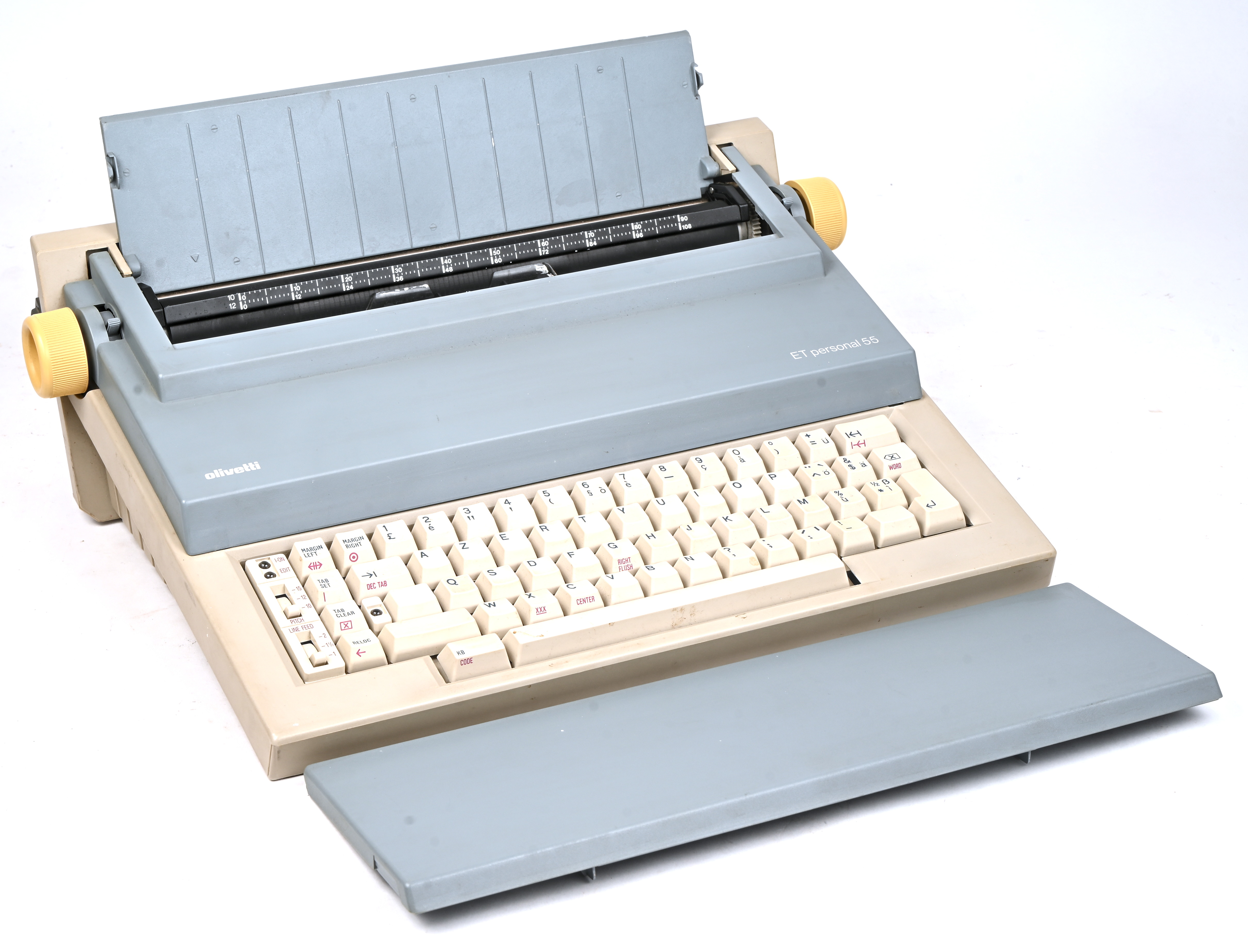 Een Olivetti ET personal 55, elektrisch schrijfmachine. 1988. Met originele handleiding, doos en reserve cartridges Een Olivetti ET personal 55, elektrisch schrijfmachine. 1988. Met originele handleiding, doos en reserve cartridges.