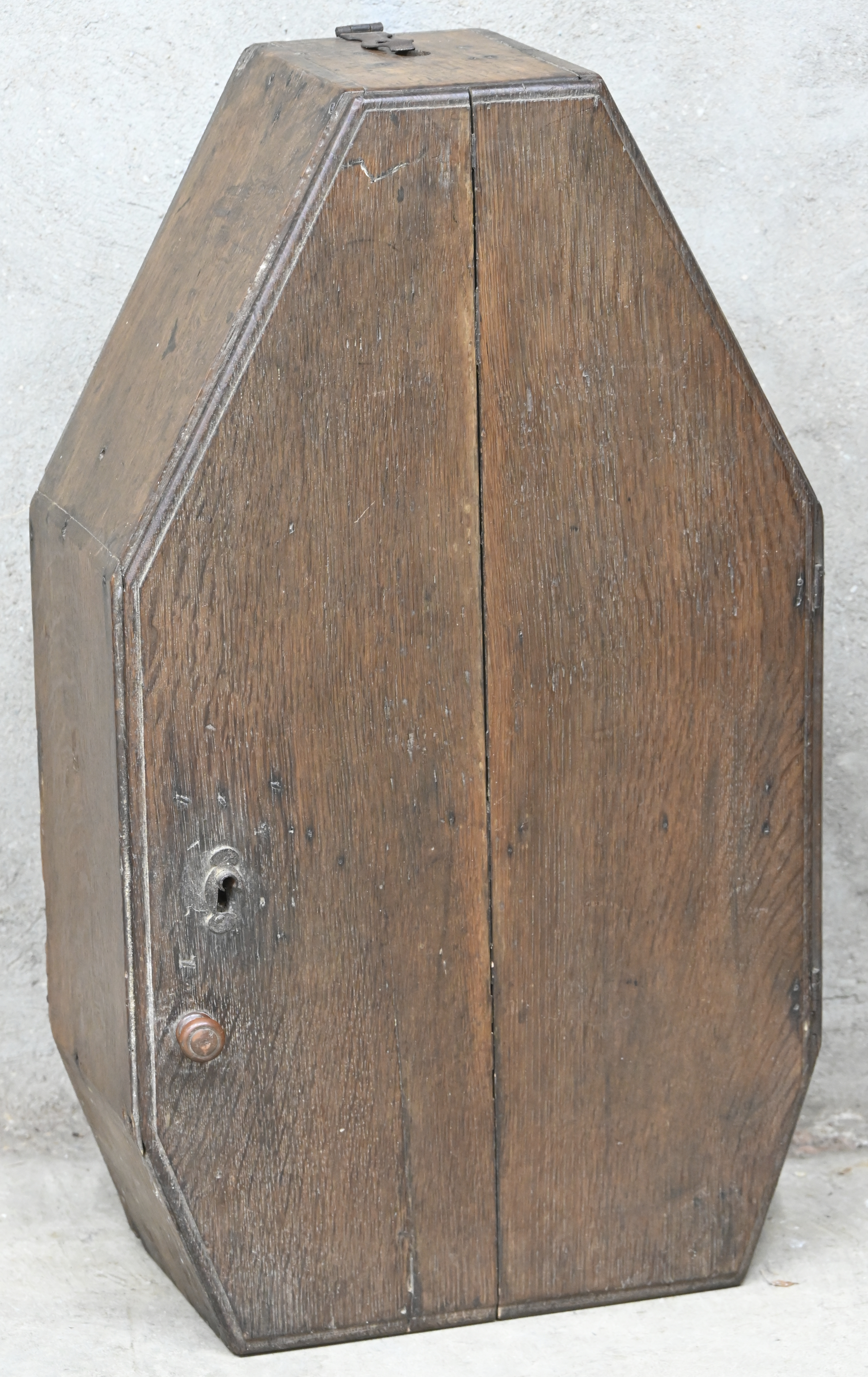 Een antiek sacristiekastje Een antiek sacristiekastje.