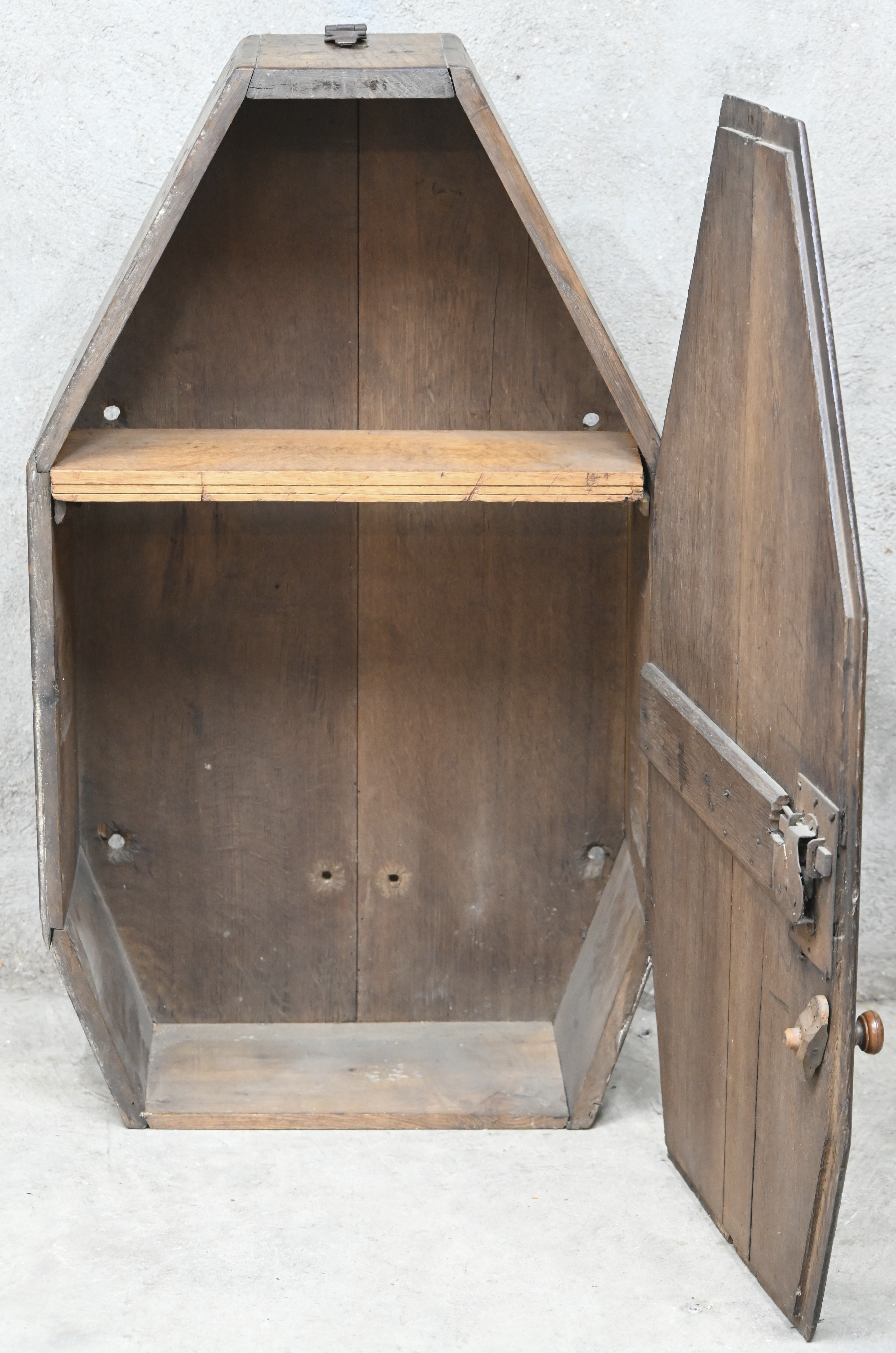 Een antiek sacristiekastje Een antiek sacristiekastje.