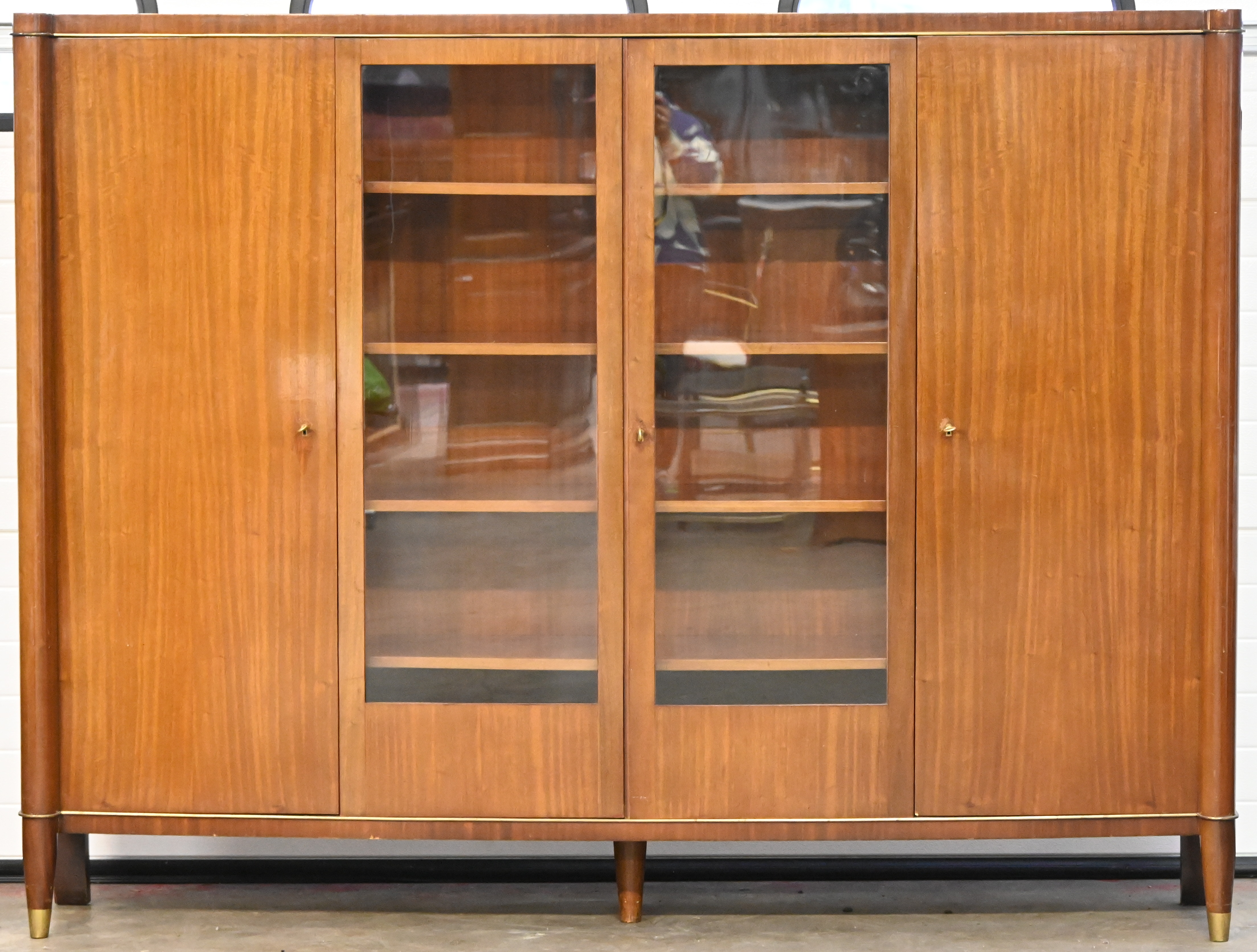 Een art-deco bibliotheekkast, model Voltaire, gefabriceerd door De Coene in Kortrijk. 4 deuren Een art-deco bibliotheekkast, model Voltaire, gefabriceerd door De Coene in Kortrijk. 4 deuren.