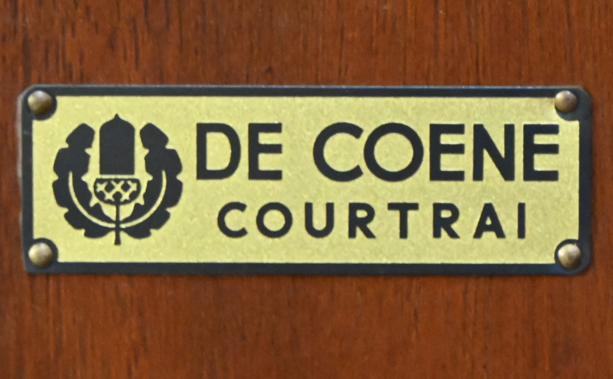 Een art-deco bibliotheekkast, model Voltaire, gefabriceerd door De Coene in Kortrijk. 4 deuren Een art-deco bibliotheekkast, model Voltaire, gefabriceerd door De Coene in Kortrijk. 4 deuren.