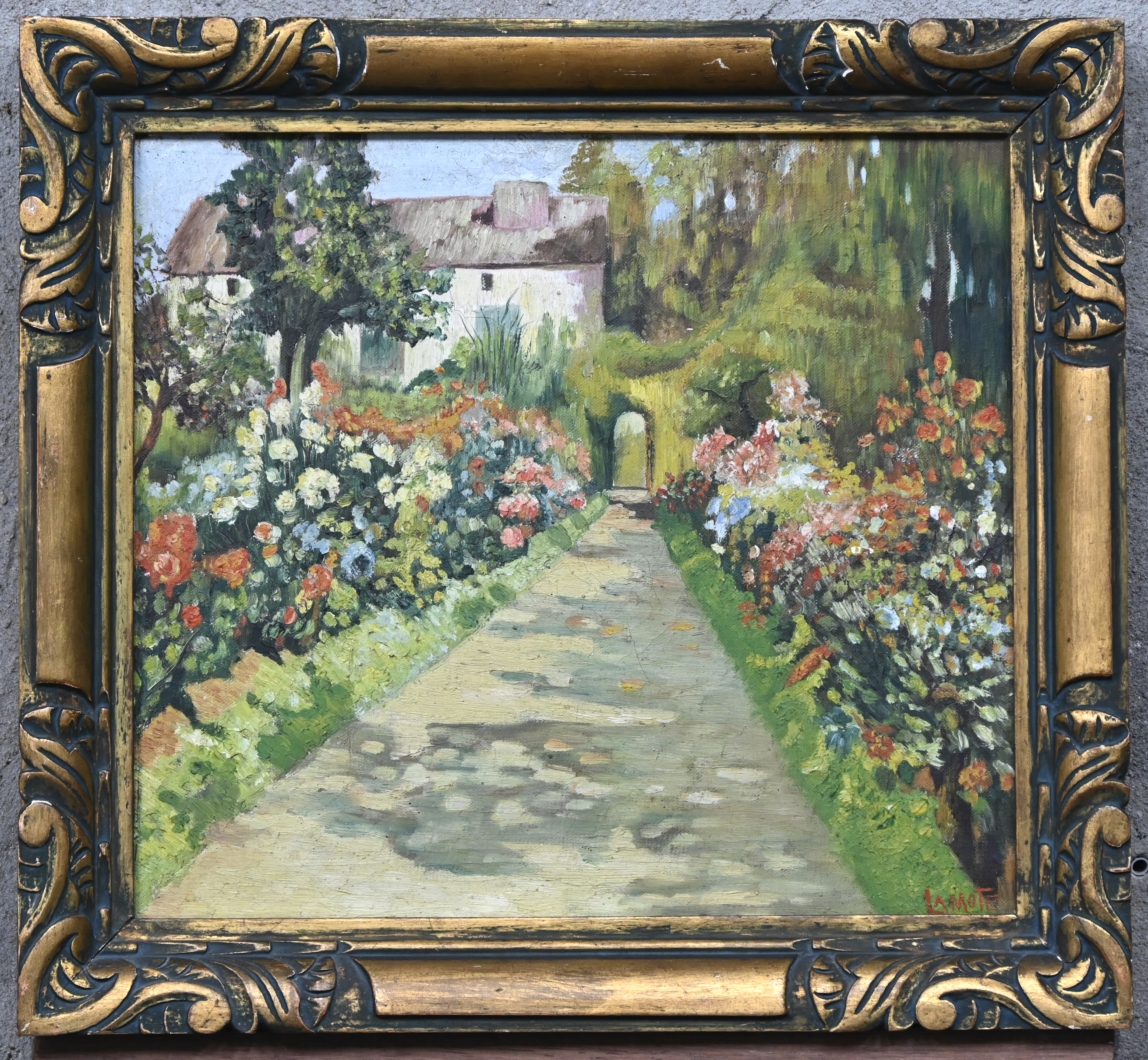 “Gaanderij met bloemen”, een schilderij, olieverf op doek in vergulde kader, gesigneerd Lamote “Gaanderij met bloemen”, een schilderij, olieverf op doek in vergulde kader, gesigneerd Lamote.