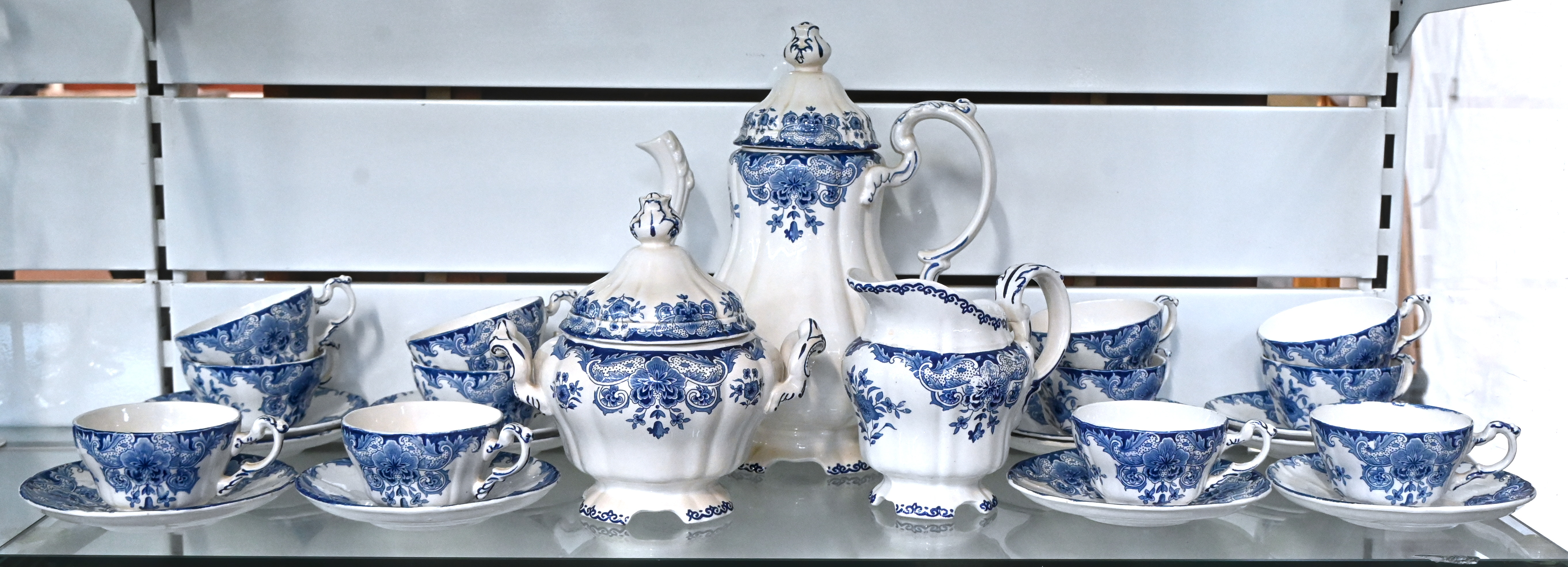 Een Boch koffieserviesje. Decor ‘Dordrecht’ Een Boch koffieserviesje. Decor ‘Dordrecht’.