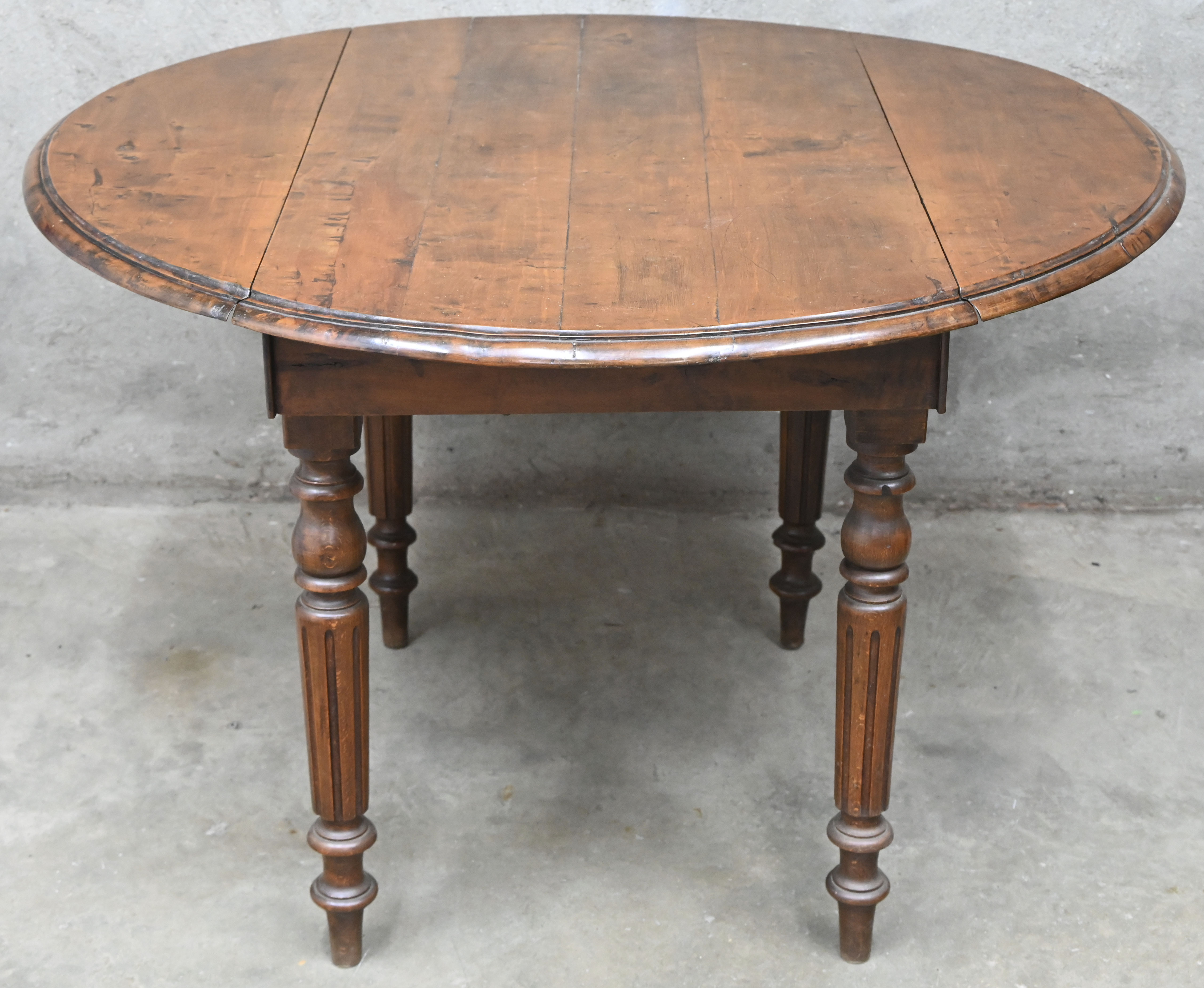 Een antieke kerselaren gatelegtafel Een antieke kerselaren gatelegtafel.