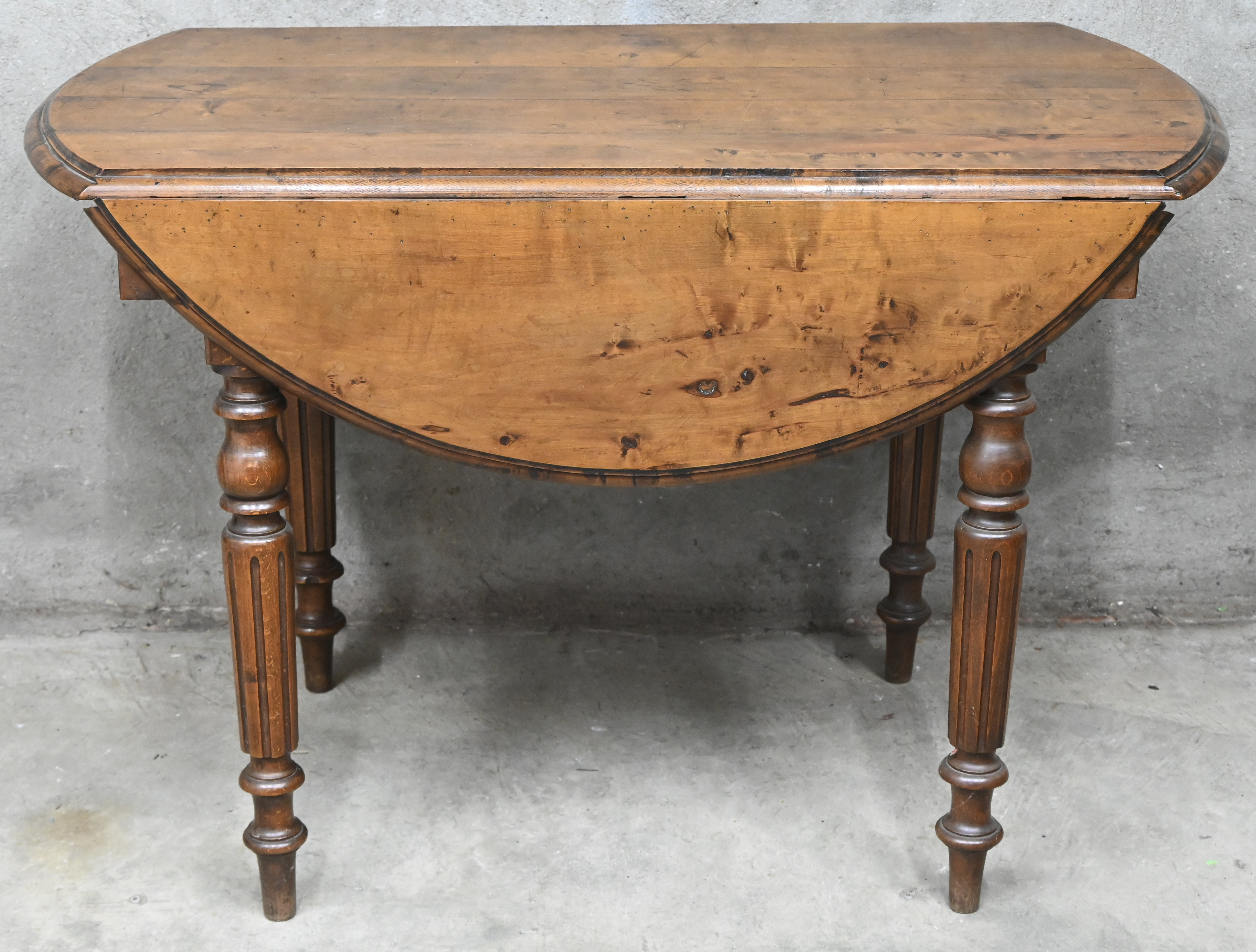 Een antieke kerselaren gatelegtafel Een antieke kerselaren gatelegtafel.