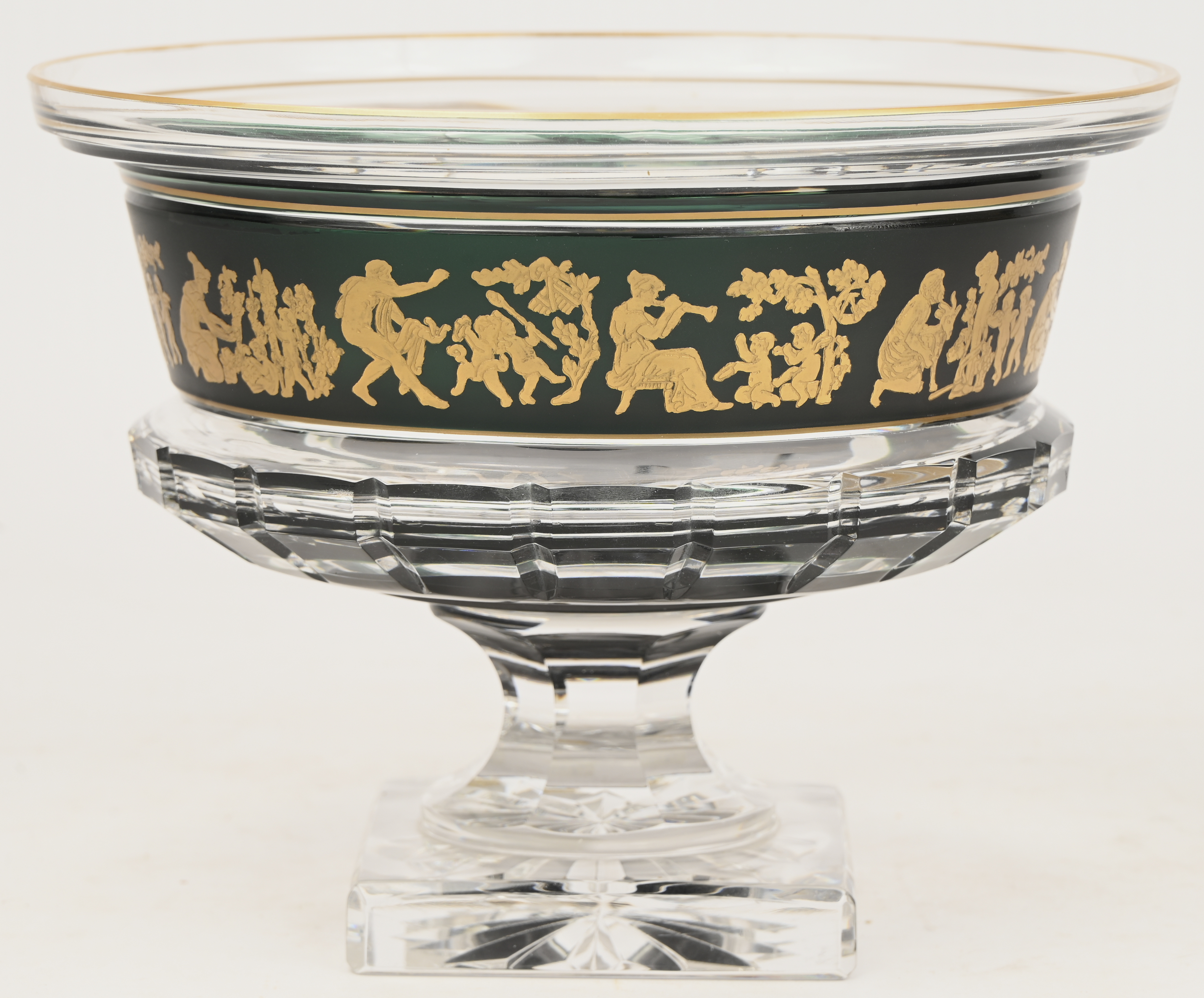 Een geslepen kristallen coupe met groen, coupe Borodine, Danse De Flore Een geslepen kristallen coupe met groen, coupe Borodine, Danse De Flore.