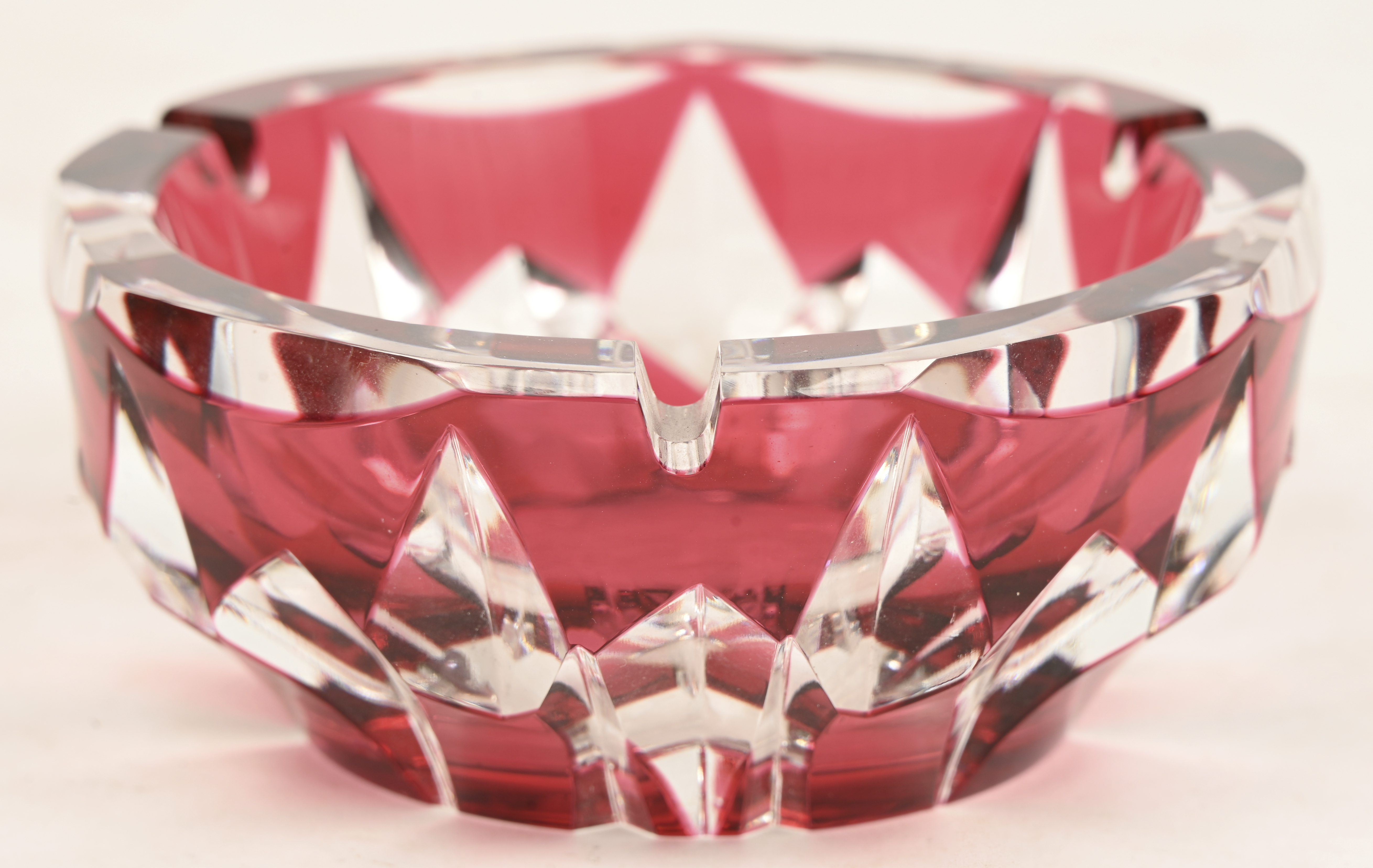 Een kristallen asbak, roze in de massa gekleurd, onderaan gemerkt Een kristallen asbak, roze in de massa gekleurd, onderaan gemerkt.