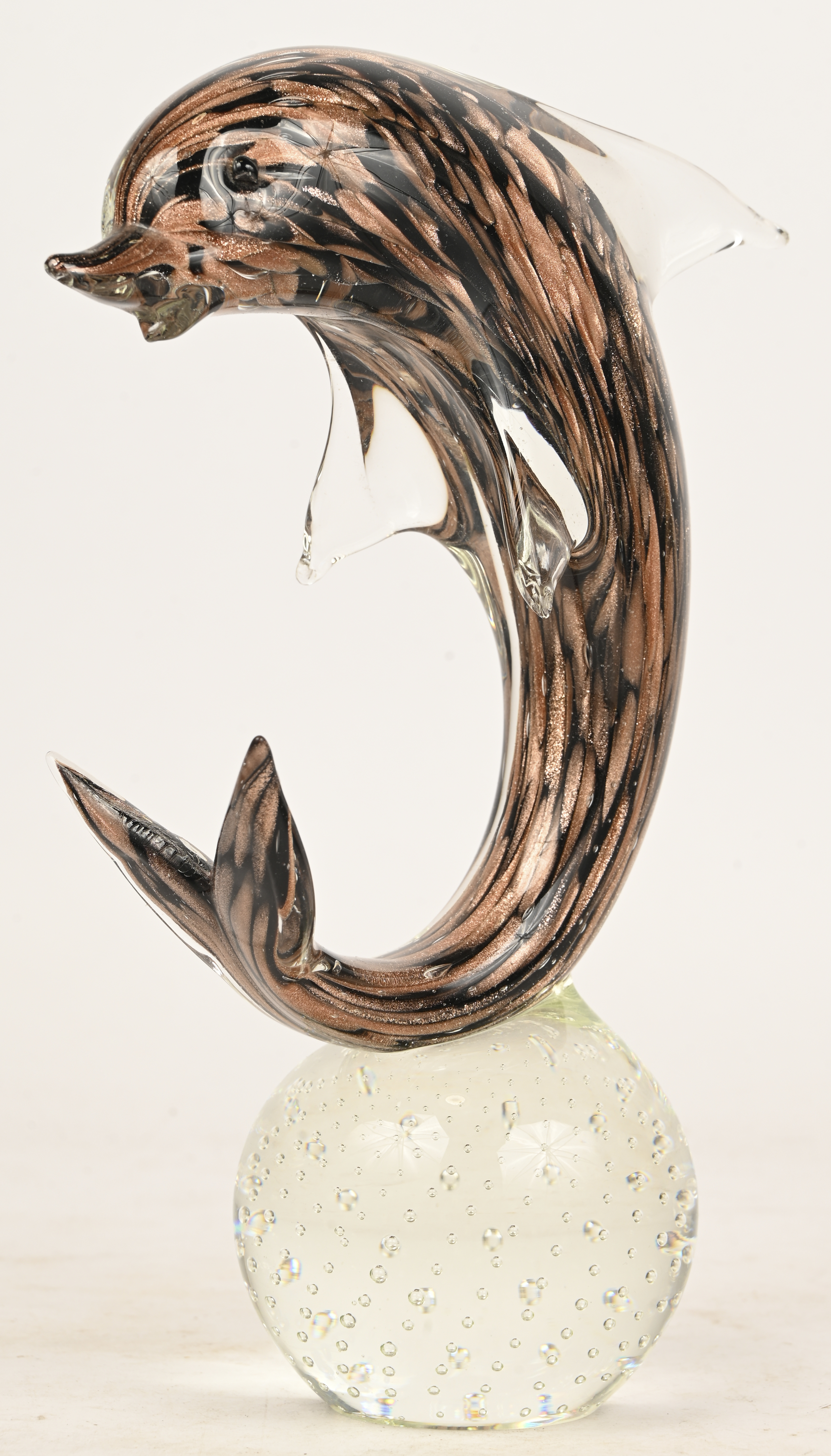 Een vintage beeld van een dolfijn op bol uit Muranoglas Een vintage beeld van een dolfijn op bol uit Muranoglas.