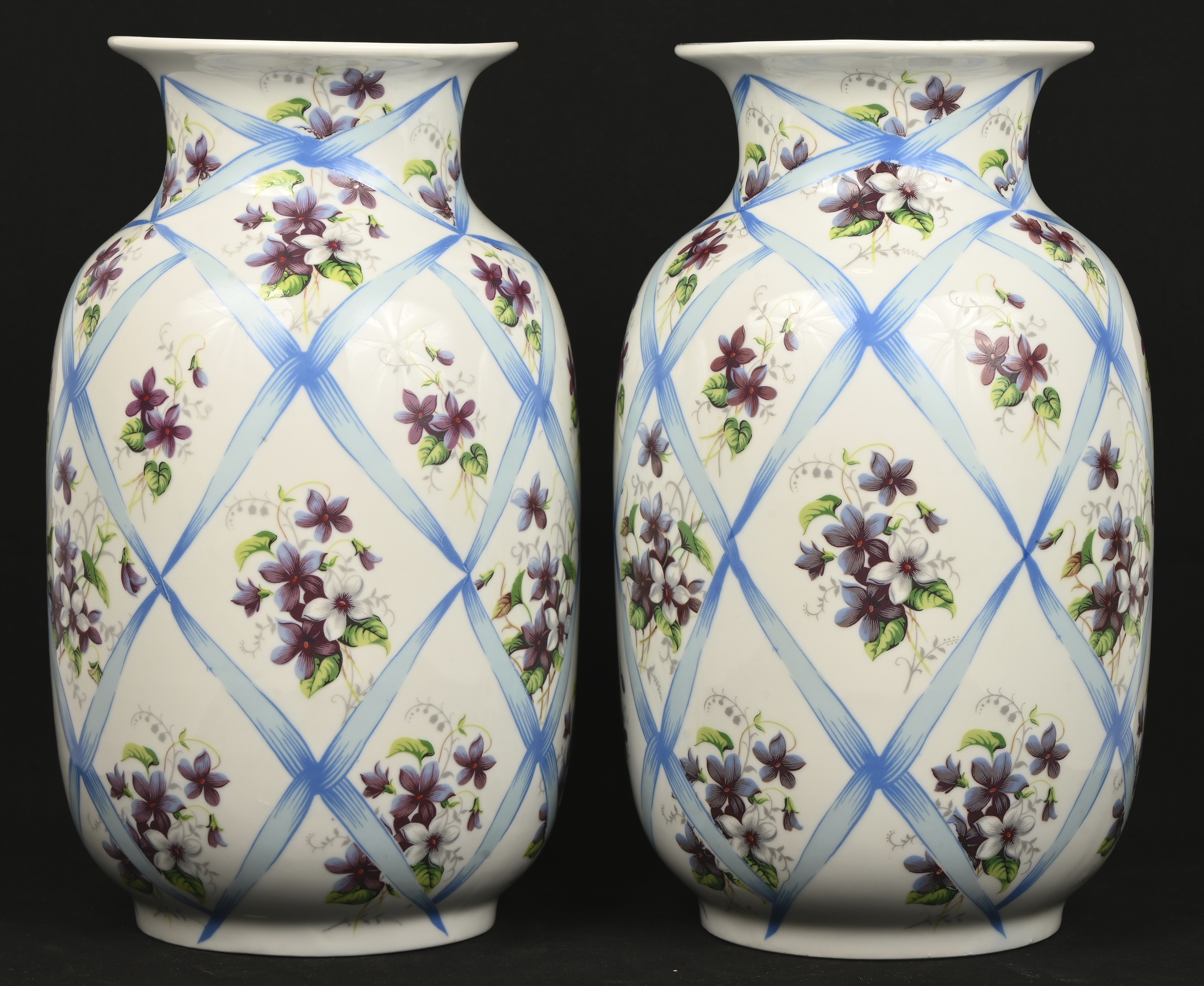 Een paar vazen gedecoreerd met blauwe linten en bloemen, gemerkt Mangani, porcellane d'arte, Italy Een paar vazen gedecoreerd met blauwe linten en bloemen, gemerkt Mangani, porcellane d'arte, Italy.