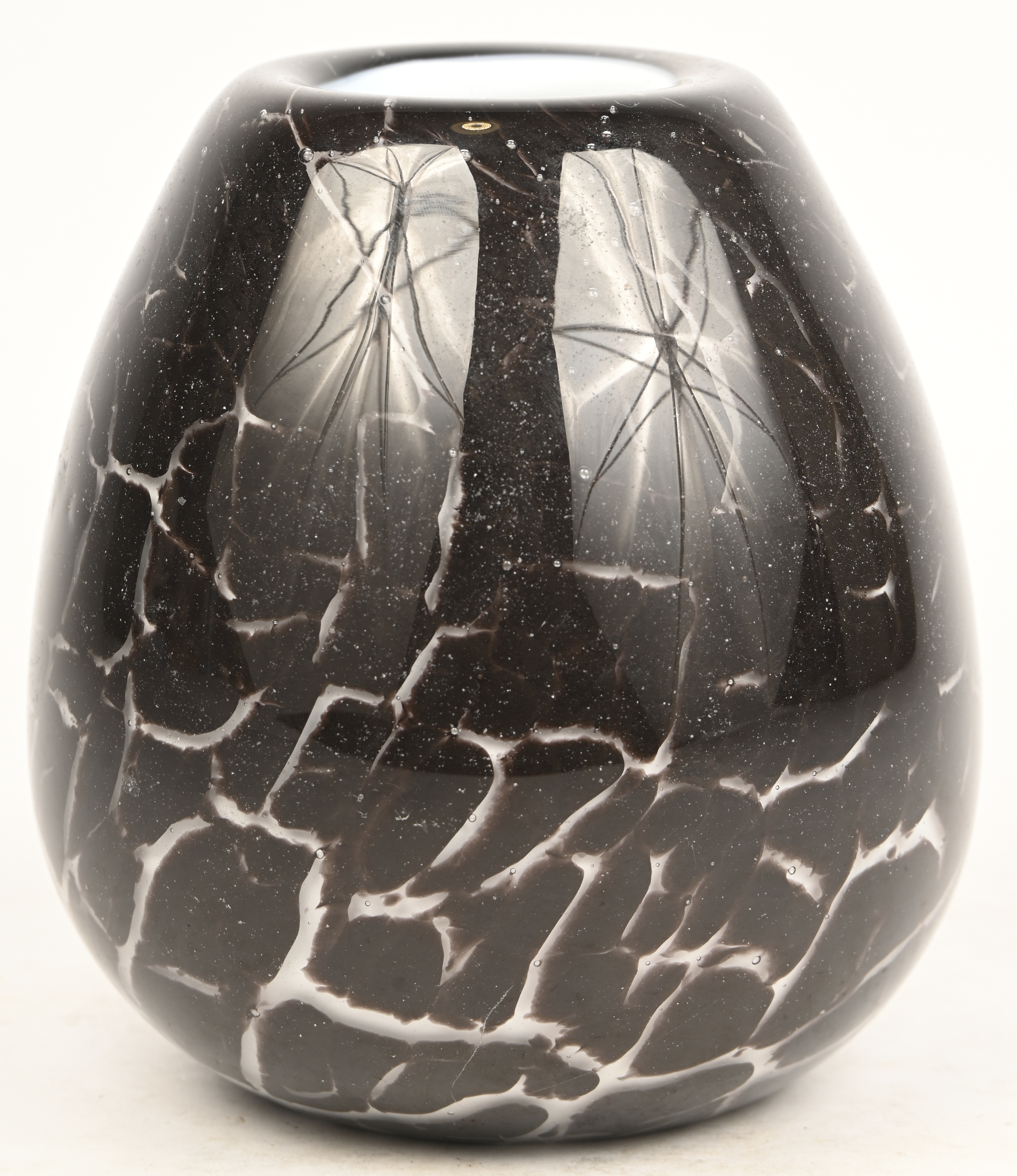 Een design glazen vaas, gemerkt G Een design glazen vaas, gemerkt G.