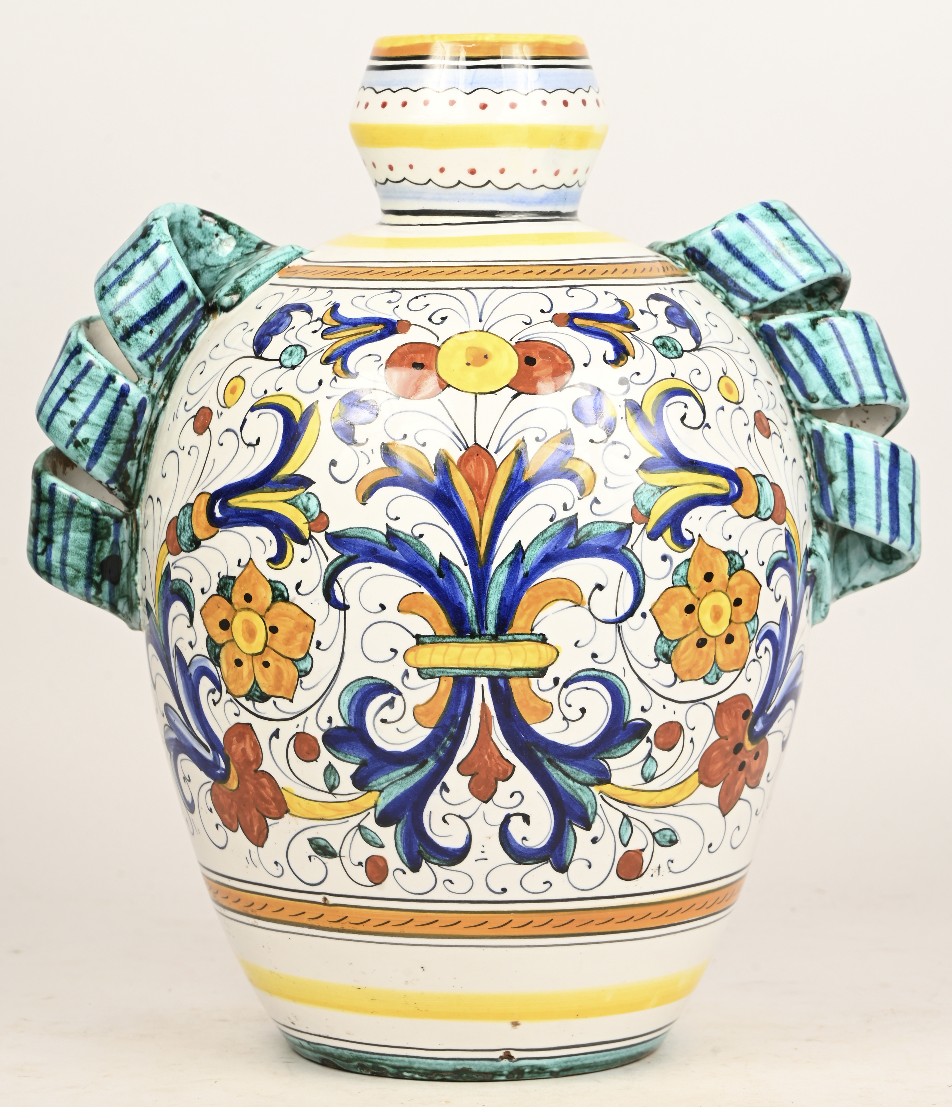 Een veelkleurige Italiaanse keramische vaas Een veelkleurige Italiaanse keramische vaas.