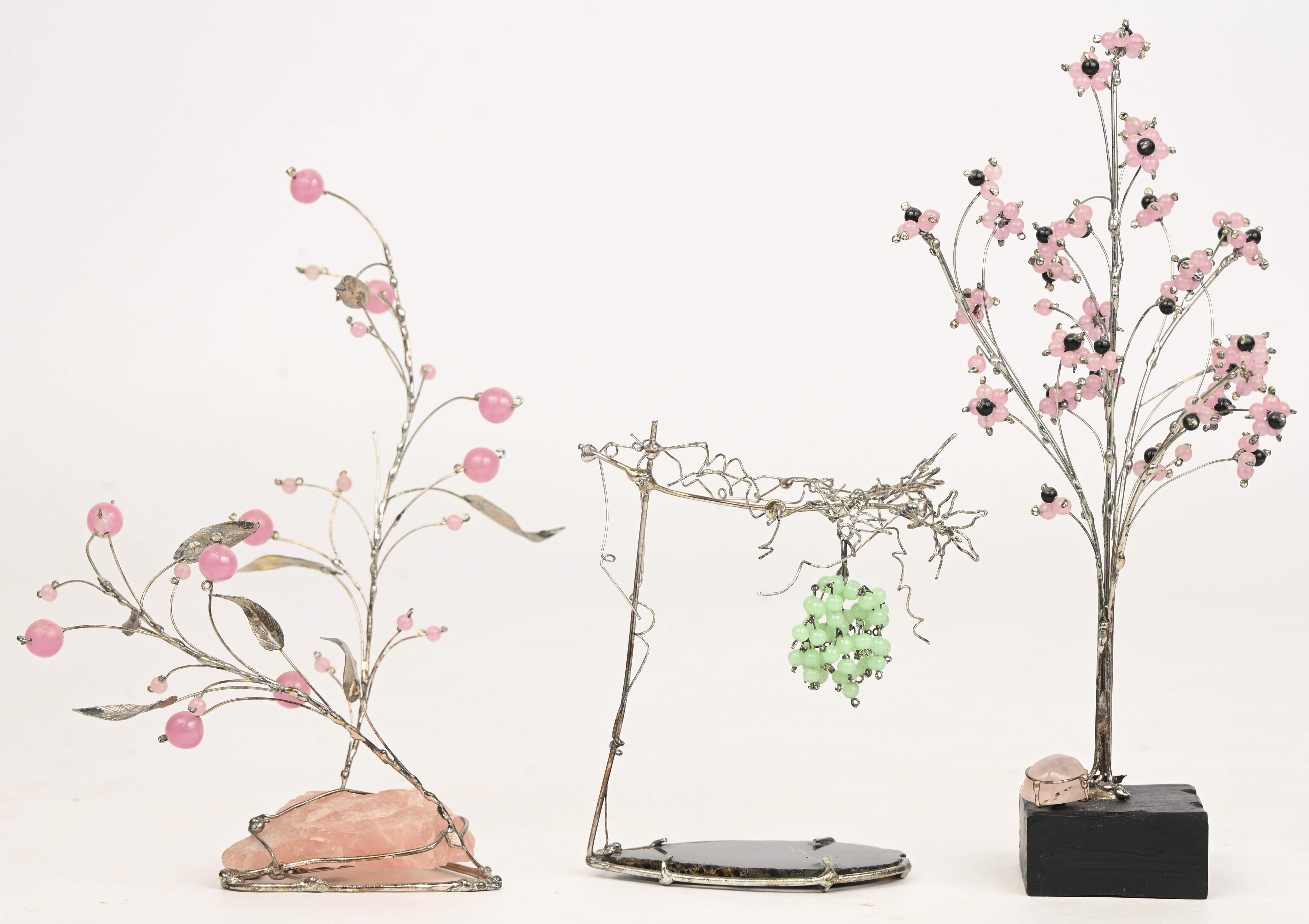 Een lot van 3 zilveren boompjes, gemerkt 800, gecombineerd met mineralen Een lot van 3 zilveren boompjes, gemerkt 800, gecombineerd met mineralen.