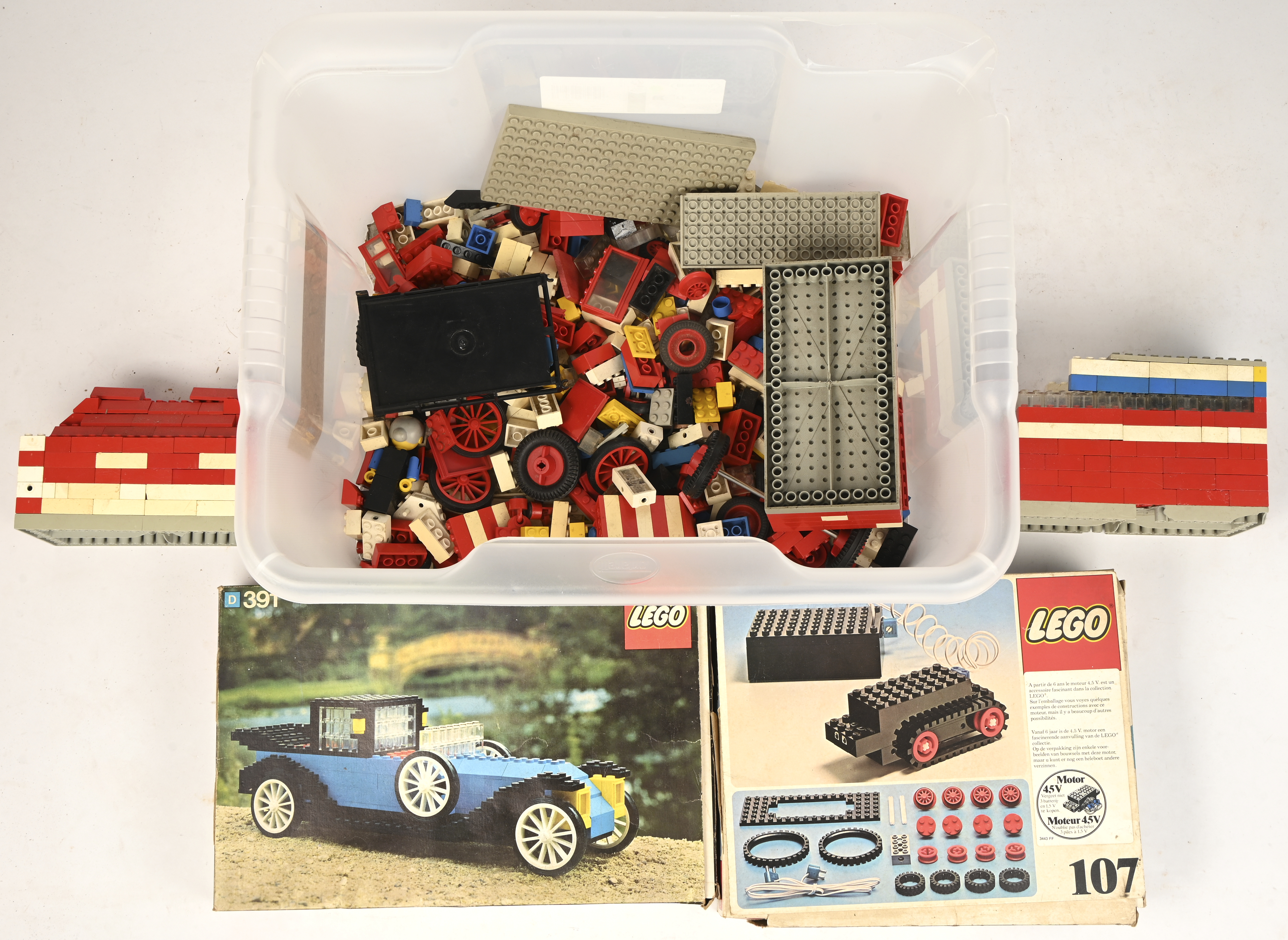 Een gemengd lot vintage Lego blokjes en twee verpakkingen Een gemengd lot vintage Lego blokjes en twee verpakkingen.