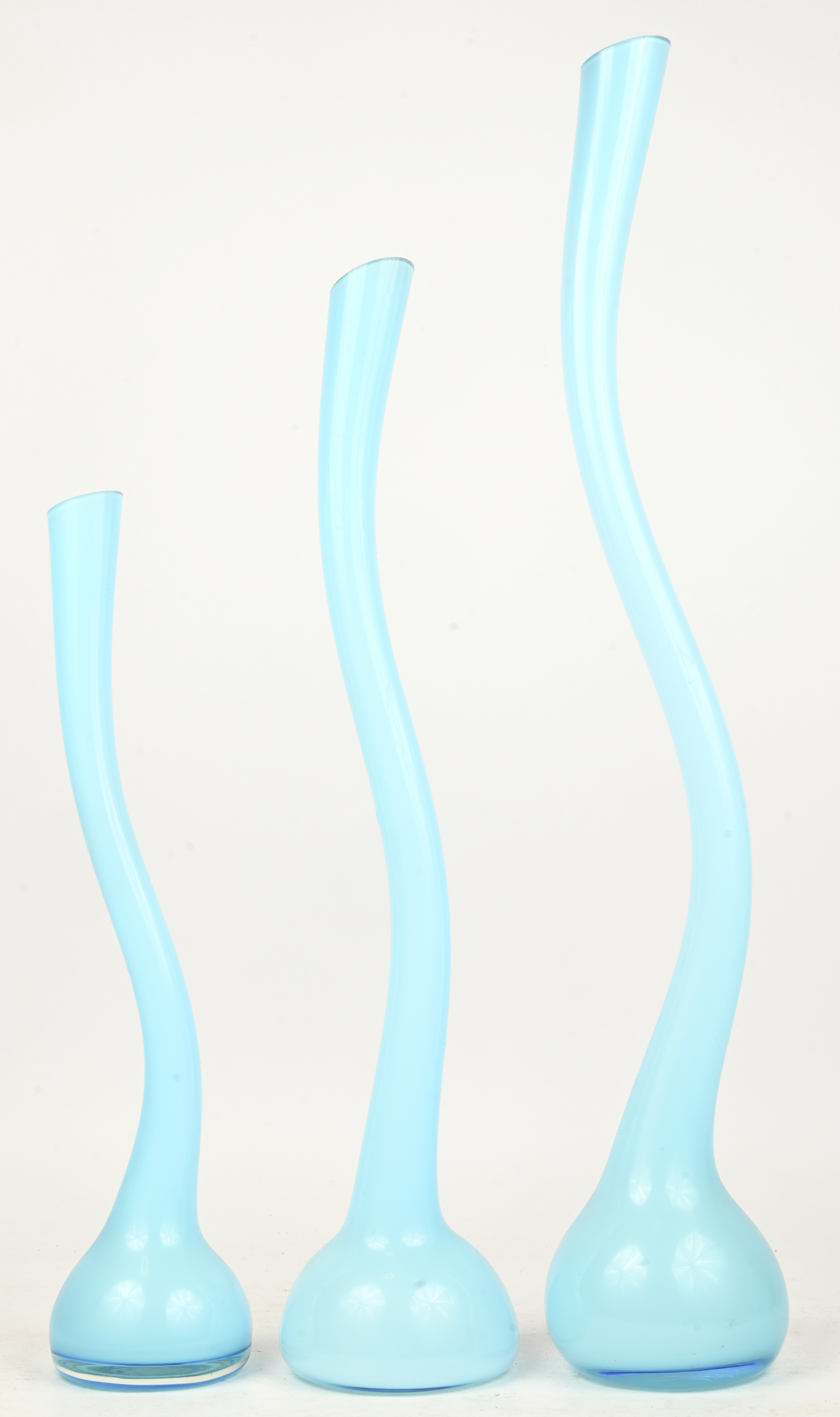 Drie organisch gevormde vazen van blauw glas. Niet gemerkt Drie organisch gevormde vazen van blauw glas. Niet gemerkt.