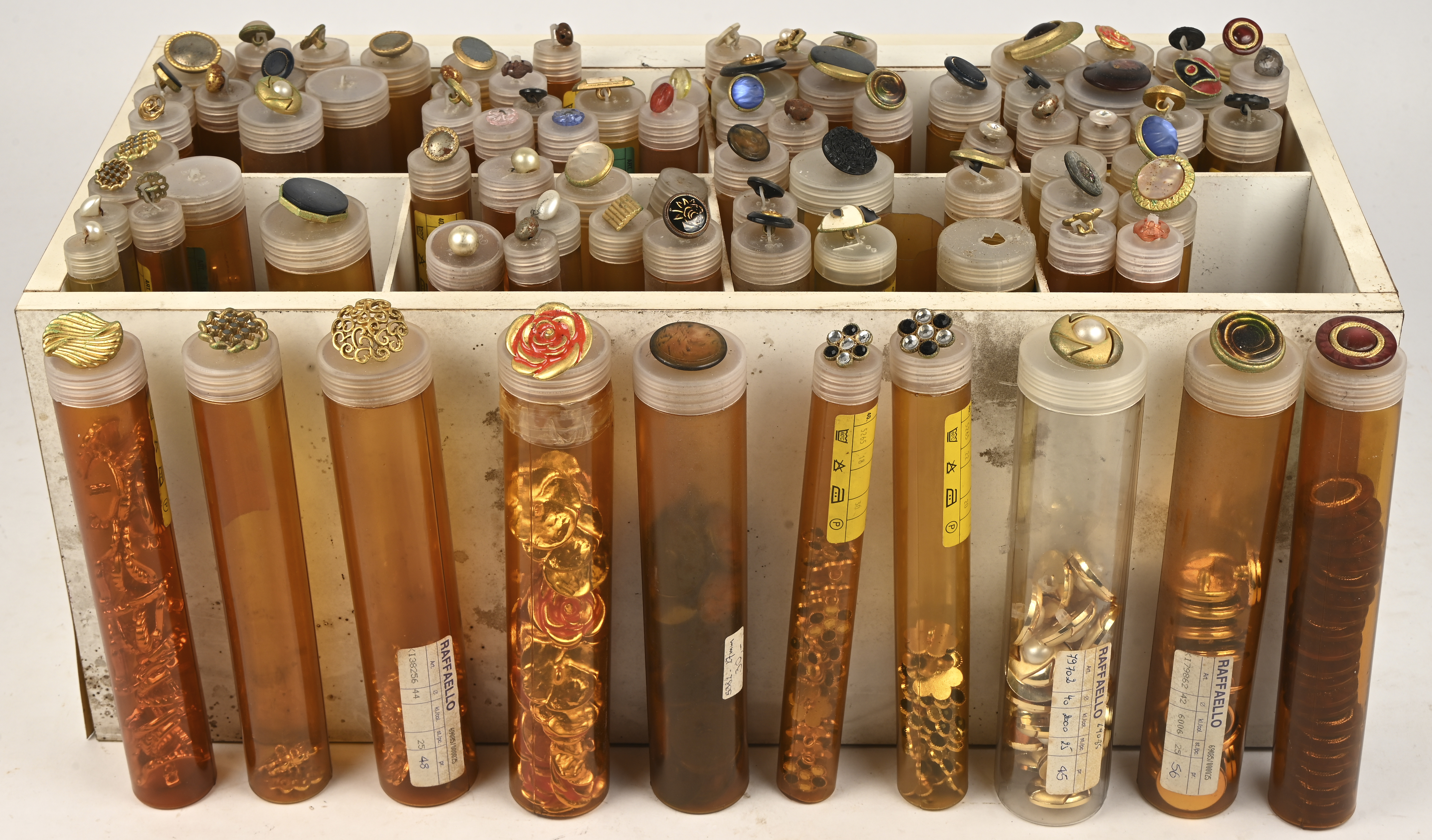 Een groot lot vintage knopen in tube, jaren 80 Een groot lot vintage knopen in tube, jaren 80.