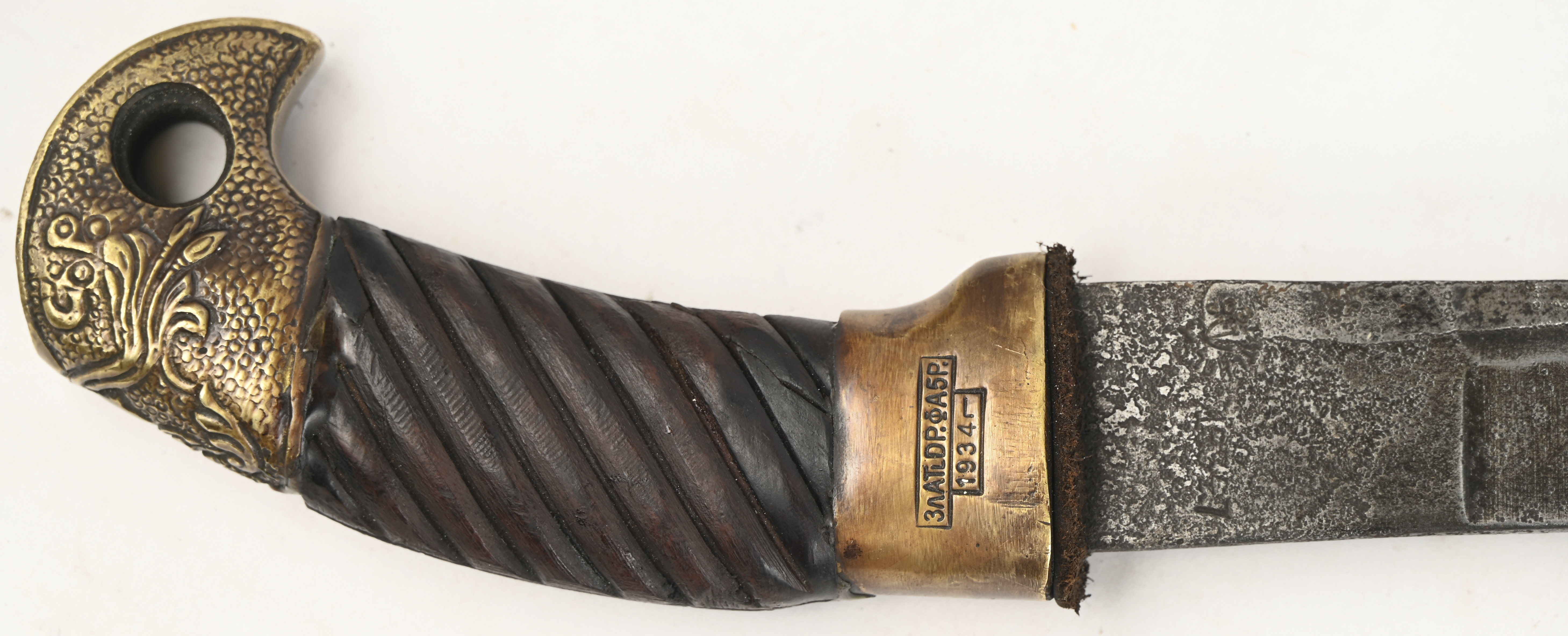 Een Shashka replica, Kozakkensabel geproduceerd in de Zlatoust Wapenfabriek. Rusland. Gestempeld op het lemmet met een hamer en sikkel en het jaartal 1934. Op de pommel CCCP en een gevleugelde hamer en sikkel. Aan de schede is een bajonet bevestigd, type Mosin Nagant M91/30 Een Shashka replica, Kozakkensabel geproduceerd in de Zlatoust Wapenfabriek. Rusland. Gestempeld op het lemmet met een hamer en sikkel en het jaartal 1934. Op de pommel CCCP en een gevleugelde hamer en sikkel. Aan de schede is een bajonet bevestigd, type Mosin Nagant M91/30.