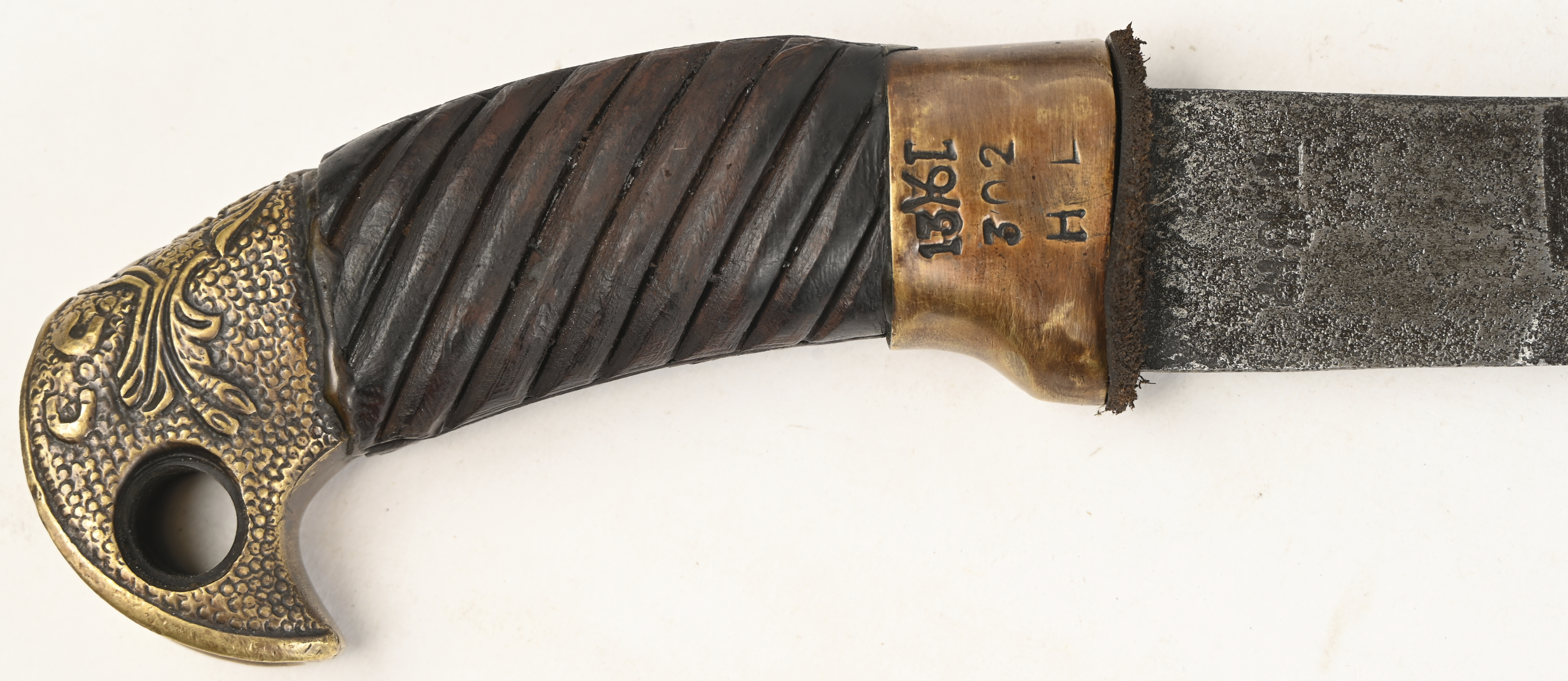 Een Shashka replica, Kozakkensabel geproduceerd in de Zlatoust Wapenfabriek. Rusland. Gestempeld op het lemmet met een hamer en sikkel en het jaartal 1934. Op de pommel CCCP en een gevleugelde hamer en sikkel. Aan de schede is een bajonet bevestigd, type Mosin Nagant M91/30 Een Shashka replica, Kozakkensabel geproduceerd in de Zlatoust Wapenfabriek. Rusland. Gestempeld op het lemmet met een hamer en sikkel en het jaartal 1934. Op de pommel CCCP en een gevleugelde hamer en sikkel. Aan de schede is een bajonet bevestigd, type Mosin Nagant M91/30.