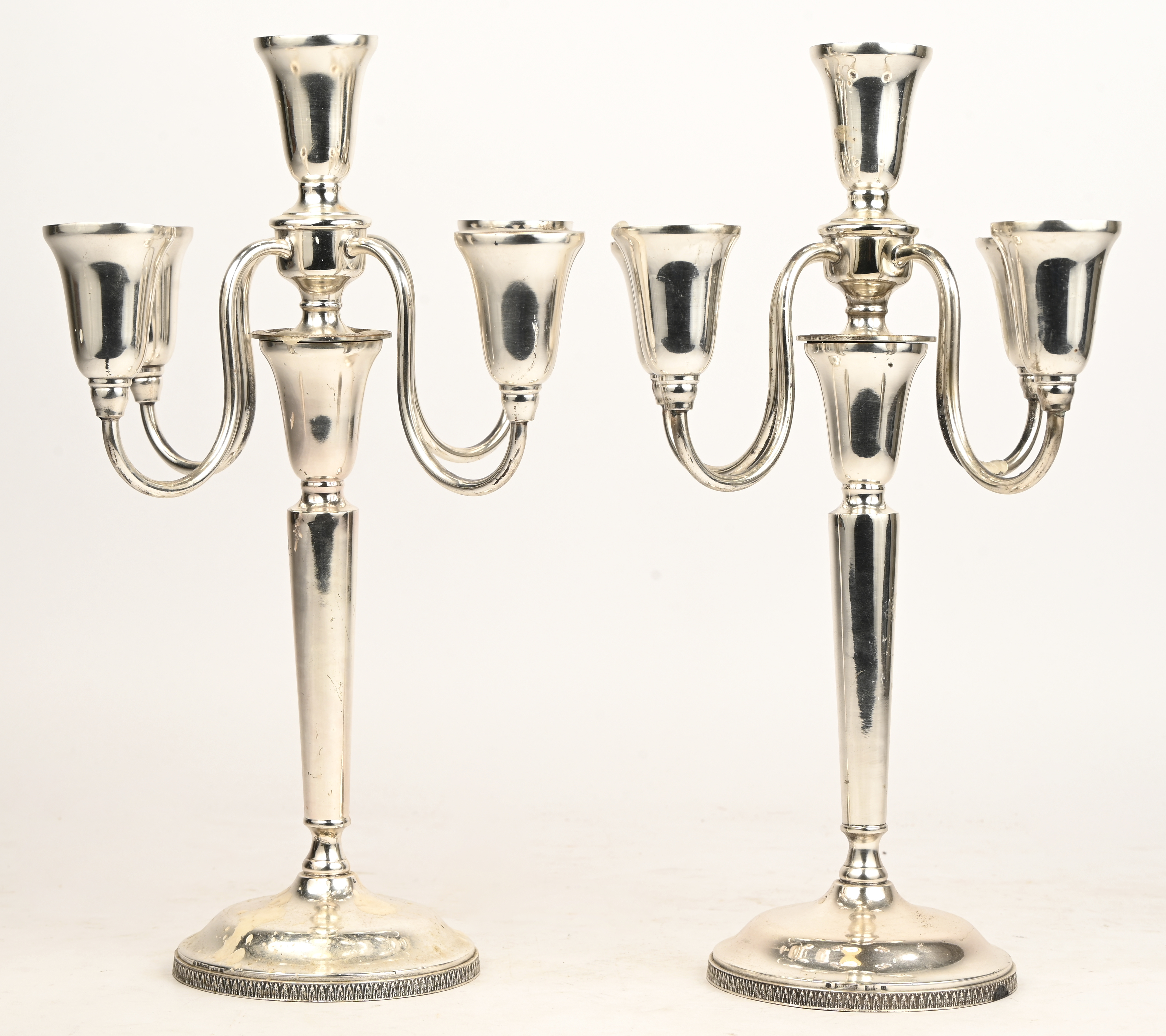 Een paar zilverkleurige kandelaars Een paar zilverkleurige kandelaars.