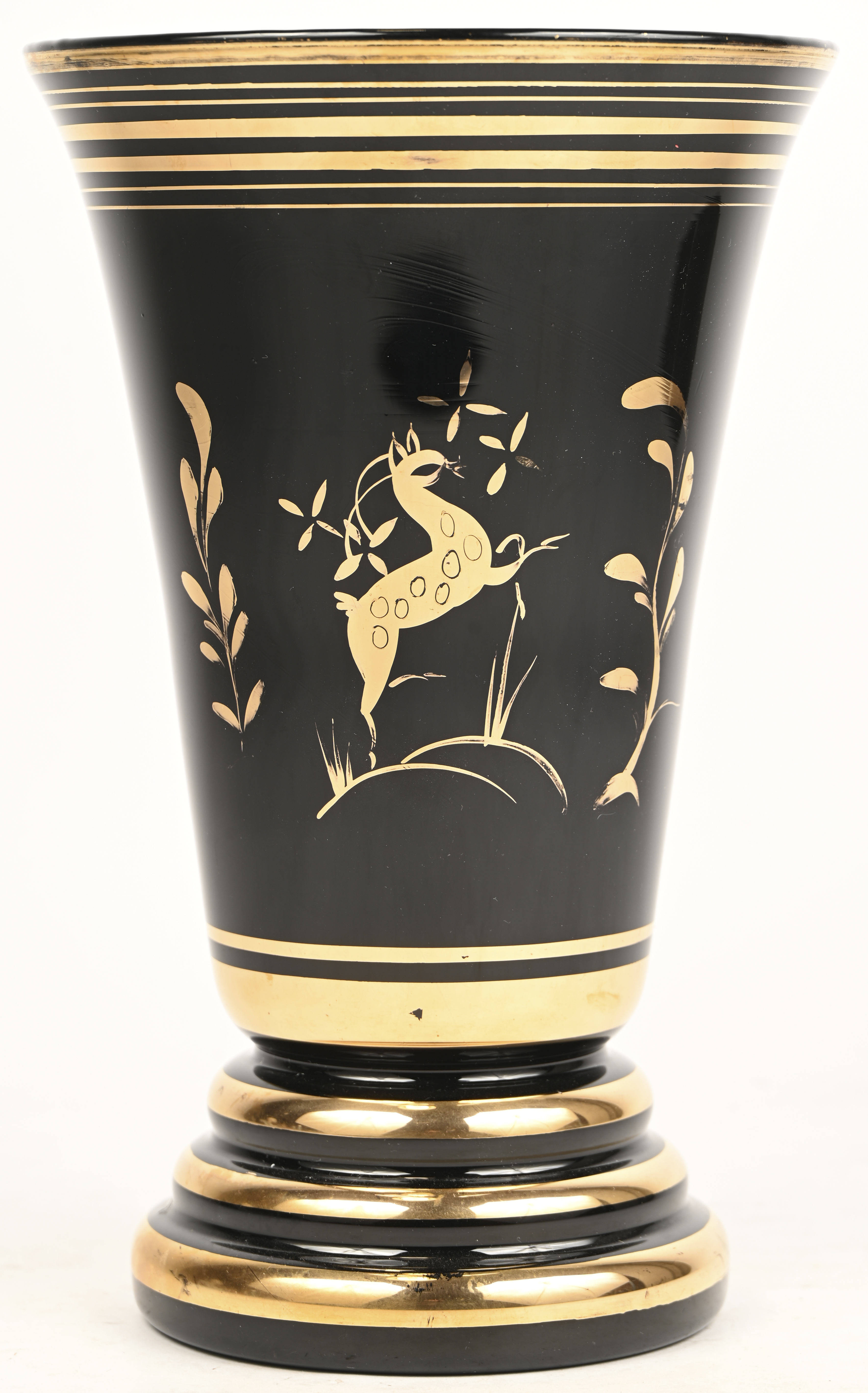 Een urnevormige vaas van Booms glas met een decor van antilopen Een urnevormige vaas van Booms glas met een decor van antilopen.