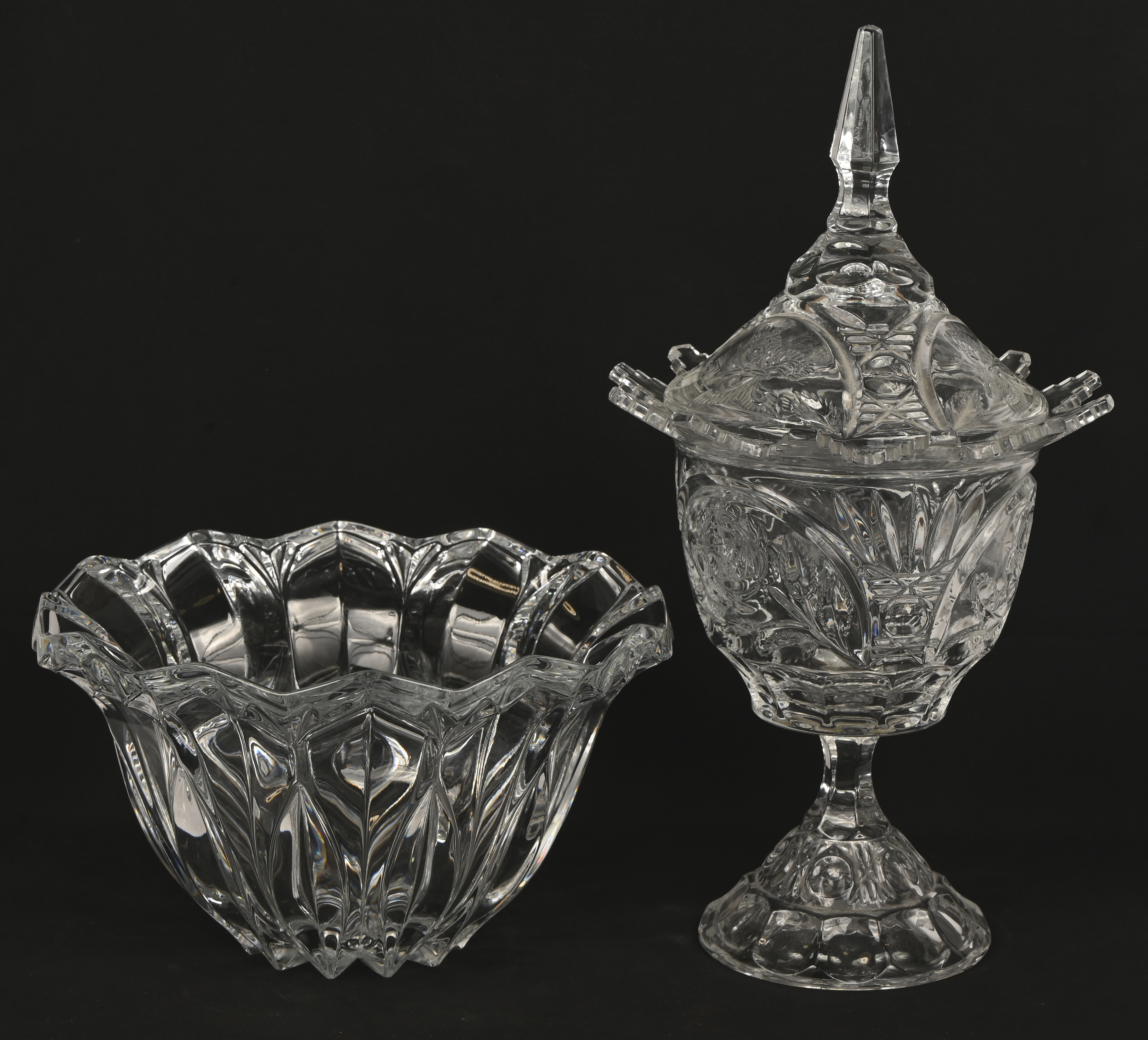 Een coupe met deksel en een schaal van kleurloos kristal Een coupe met deksel en een schaal van kleurloos kristal.