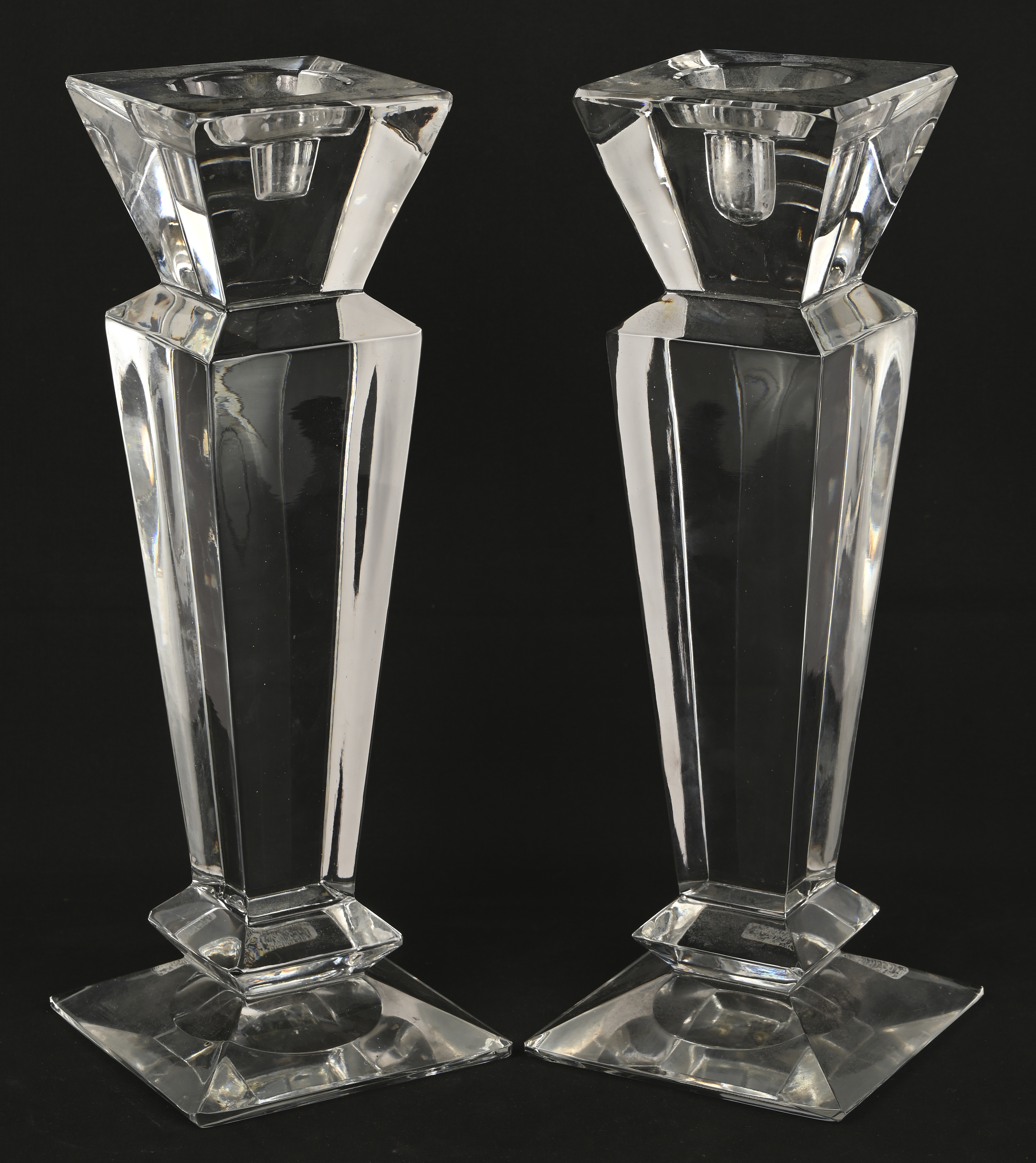 Een paar kristallen kandelaars in art deco stijl. Niet gemerkt Een paar kristallen kandelaars in art deco stijl. Niet gemerkt.