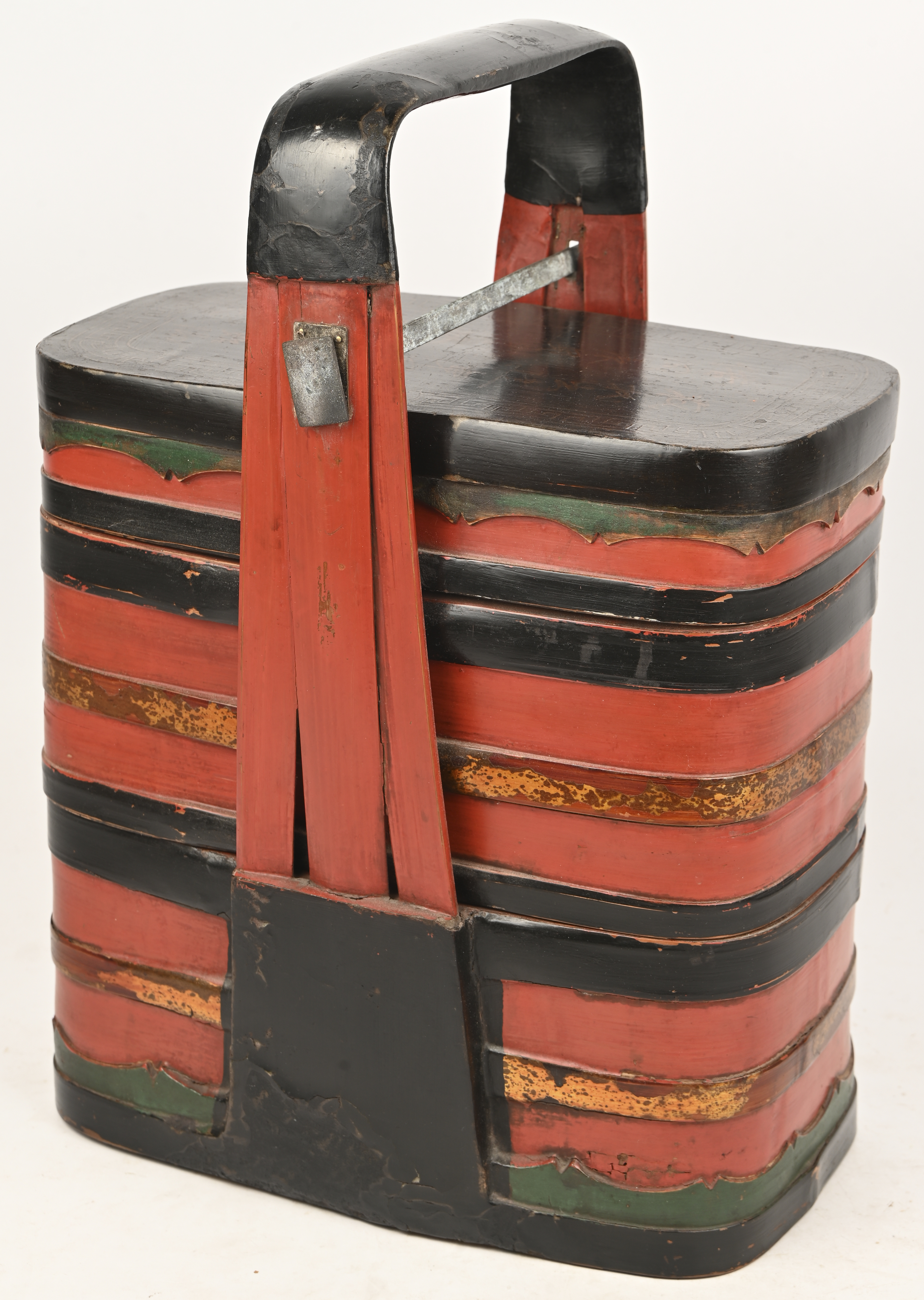 Een Chinese, zwart gelakte bruiloftsdoos. Qing dynastie, 19e eeuw Een Chinese, zwart gelakte bruiloftsdoos. Qing dynastie, 19e eeuw.