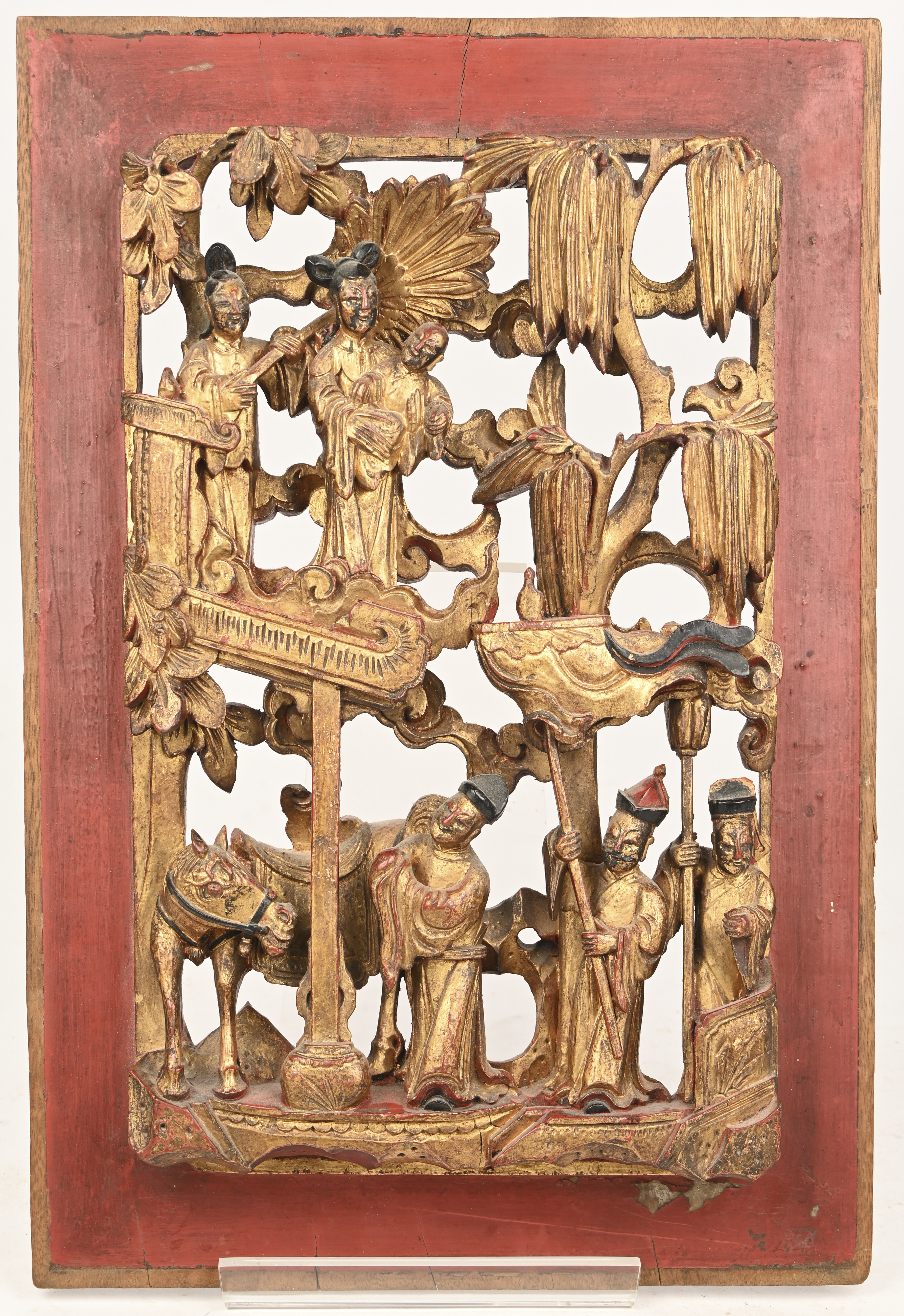 Chinees deurpaneel reliëf in rood en goud, circa 1850 Chinees deurpaneel reliëf in rood en goud, circa 1850.
