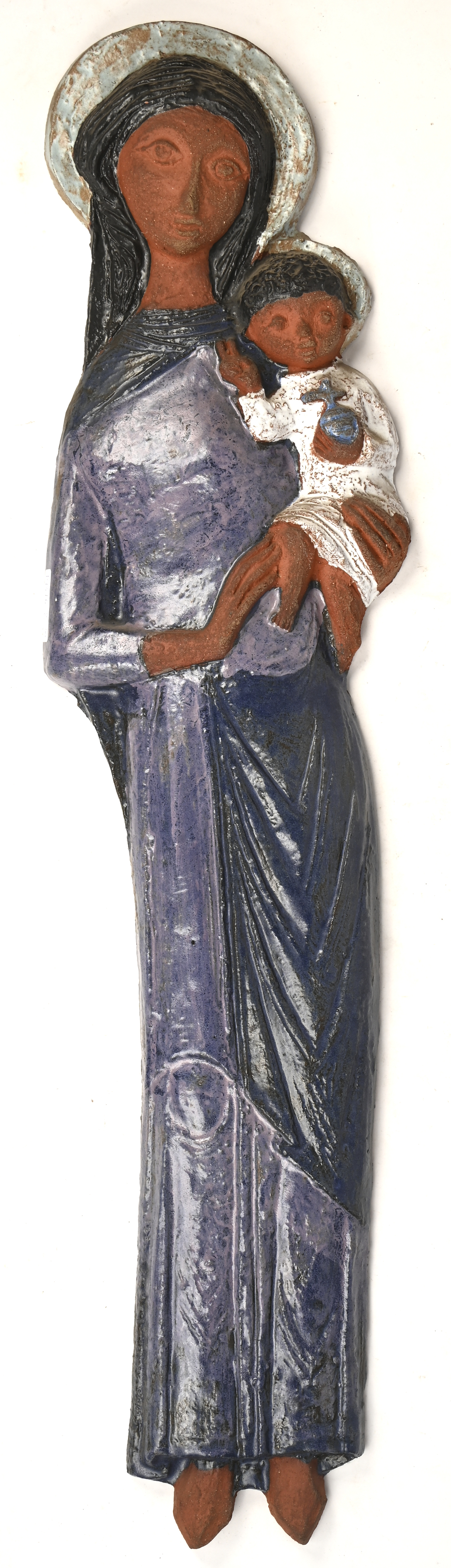 Een vintage keramische wandsculptuur voorstellend Maria en Jezus Een vintage keramische wandsculptuur voorstellend Maria en Jezus.