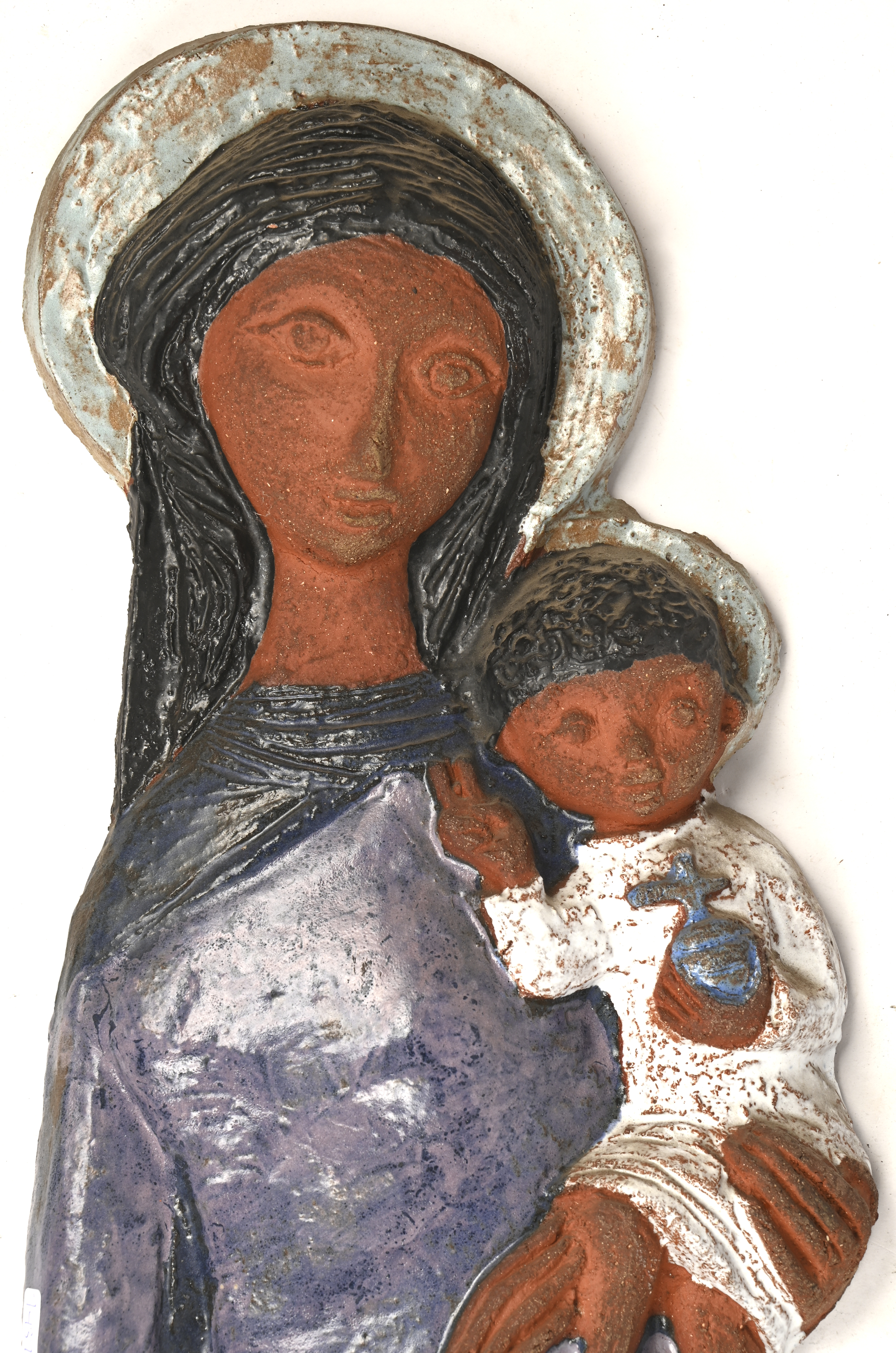 Een vintage keramische wandsculptuur voorstellend Maria en Jezus Een vintage keramische wandsculptuur voorstellend Maria en Jezus.