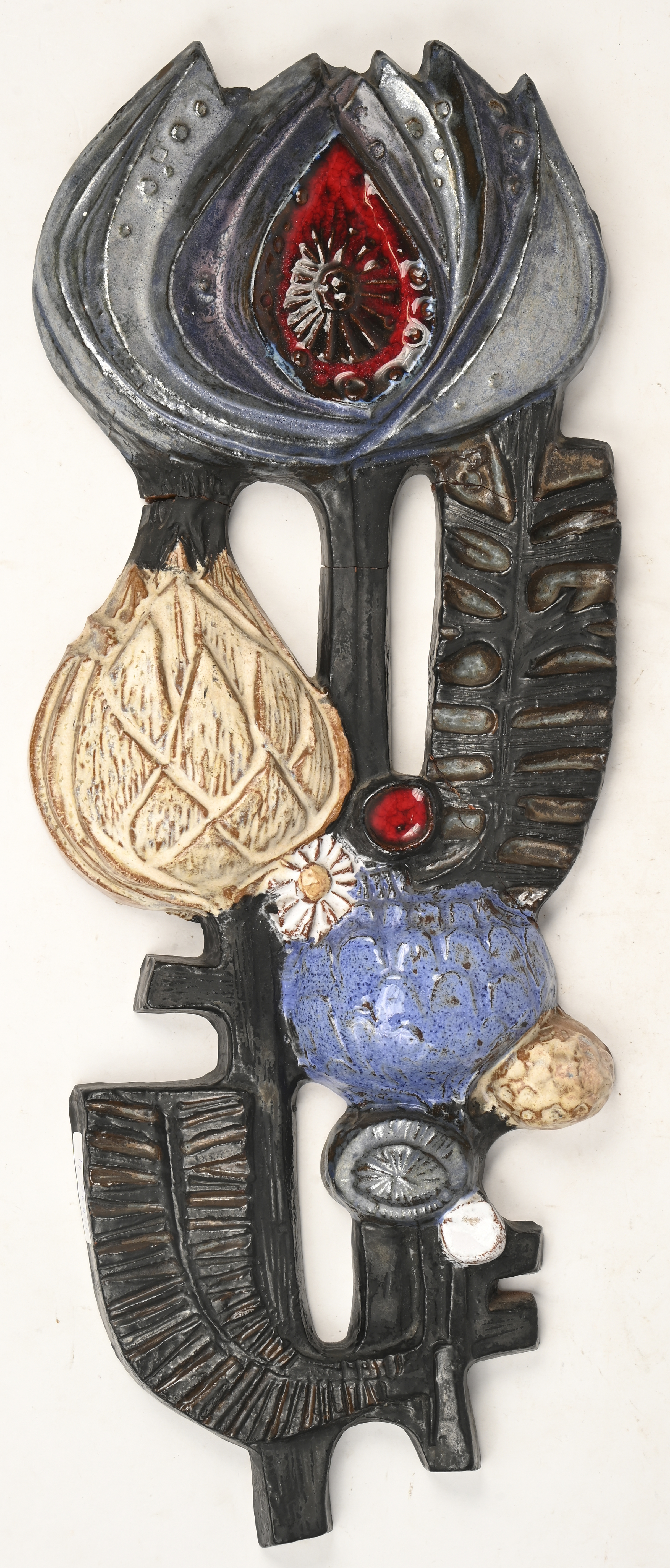 Een vintage keramische wandsculptuur voorstellend een bos bloemen. Beschadigd/gelijmd Een vintage keramische wandsculptuur voorstellend een bos bloemen. Beschadigd/gelijmd.