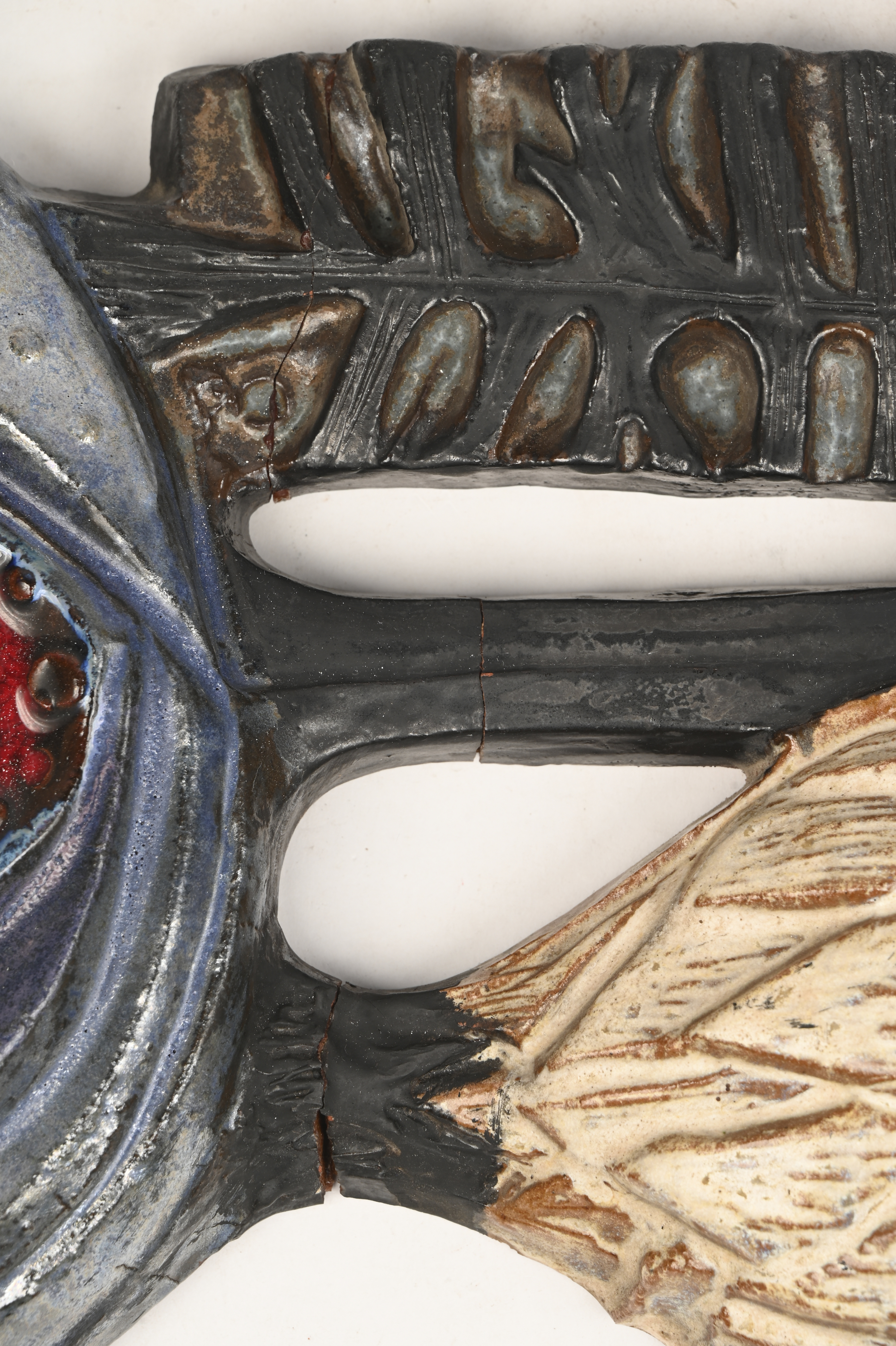 Een vintage keramische wandsculptuur voorstellend een bos bloemen. Beschadigd/gelijmd Een vintage keramische wandsculptuur voorstellend een bos bloemen. Beschadigd/gelijmd.