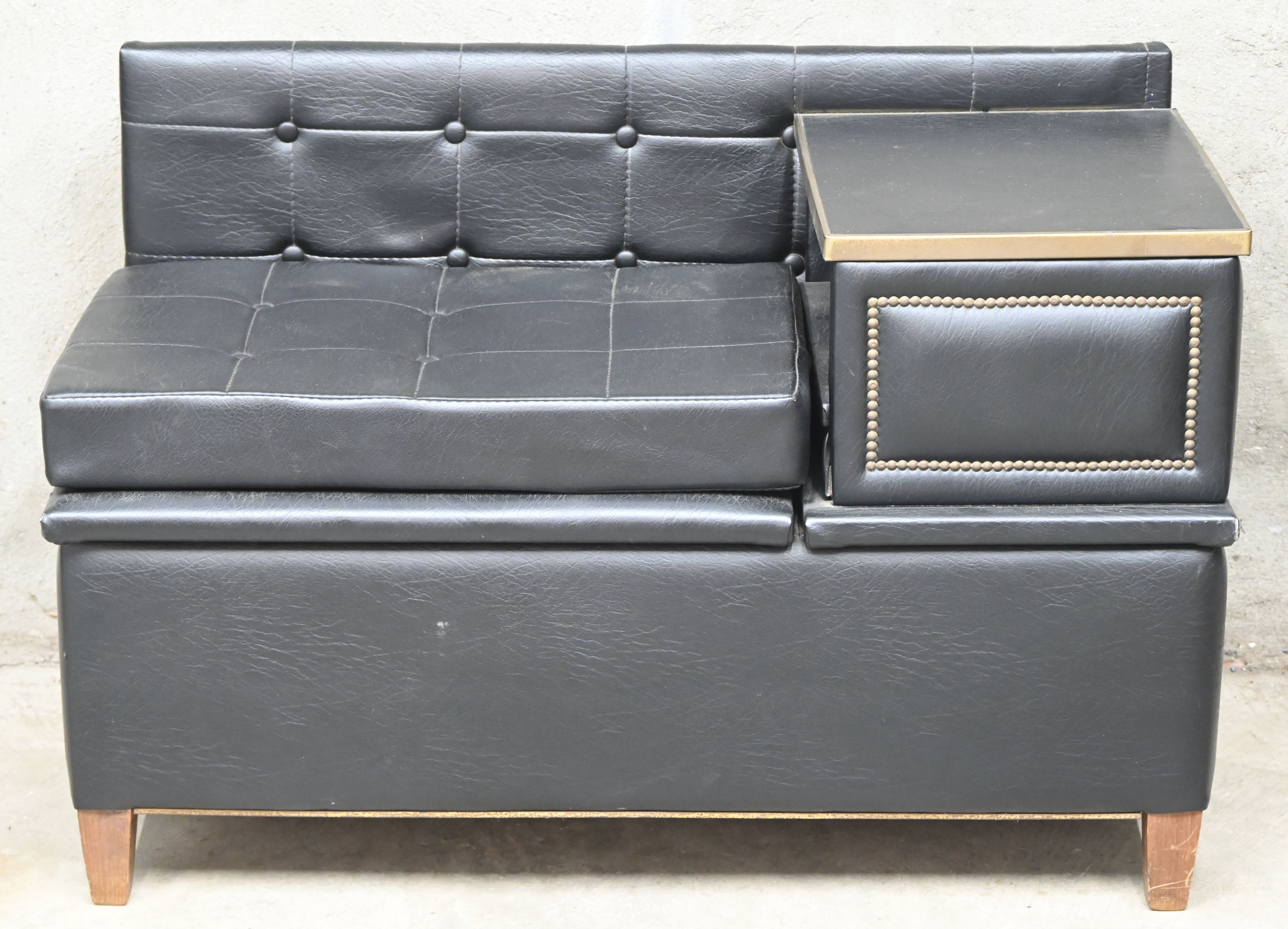 Een vintage halbankje/telefoonbankje met zwarte skai bekleed Een vintage halbankje/telefoonbankje met zwarte skai bekleed.